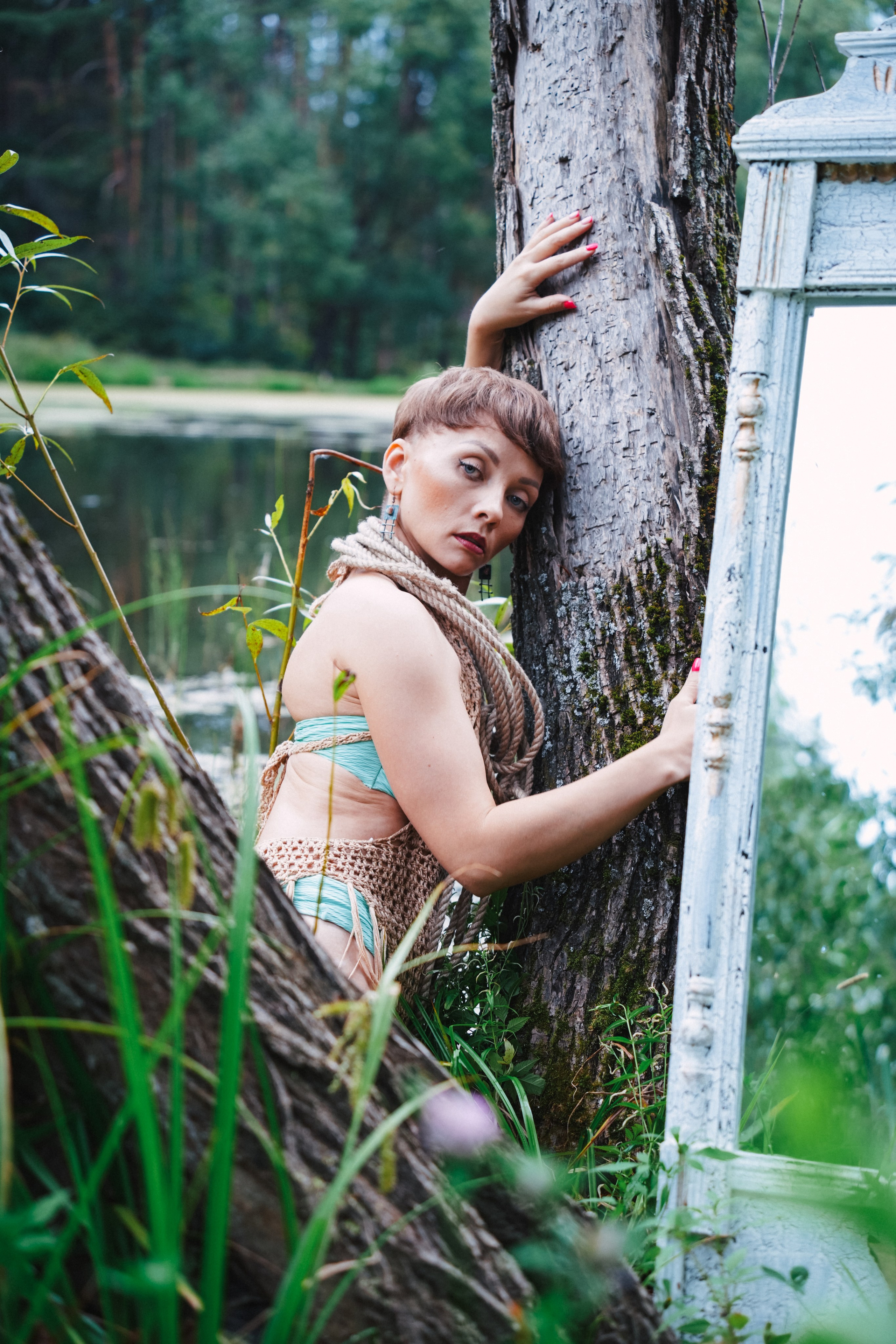 девушка обнимает дерево на фоне оезра