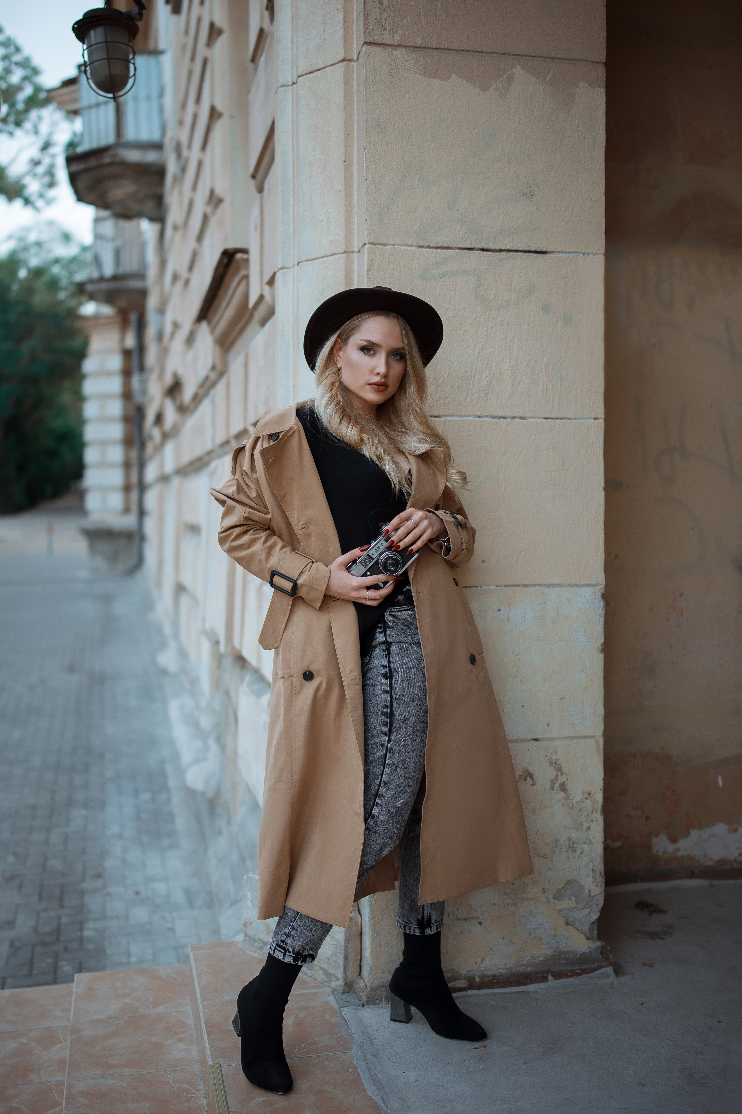 Бежевый тренч ниже колен в Севастополе