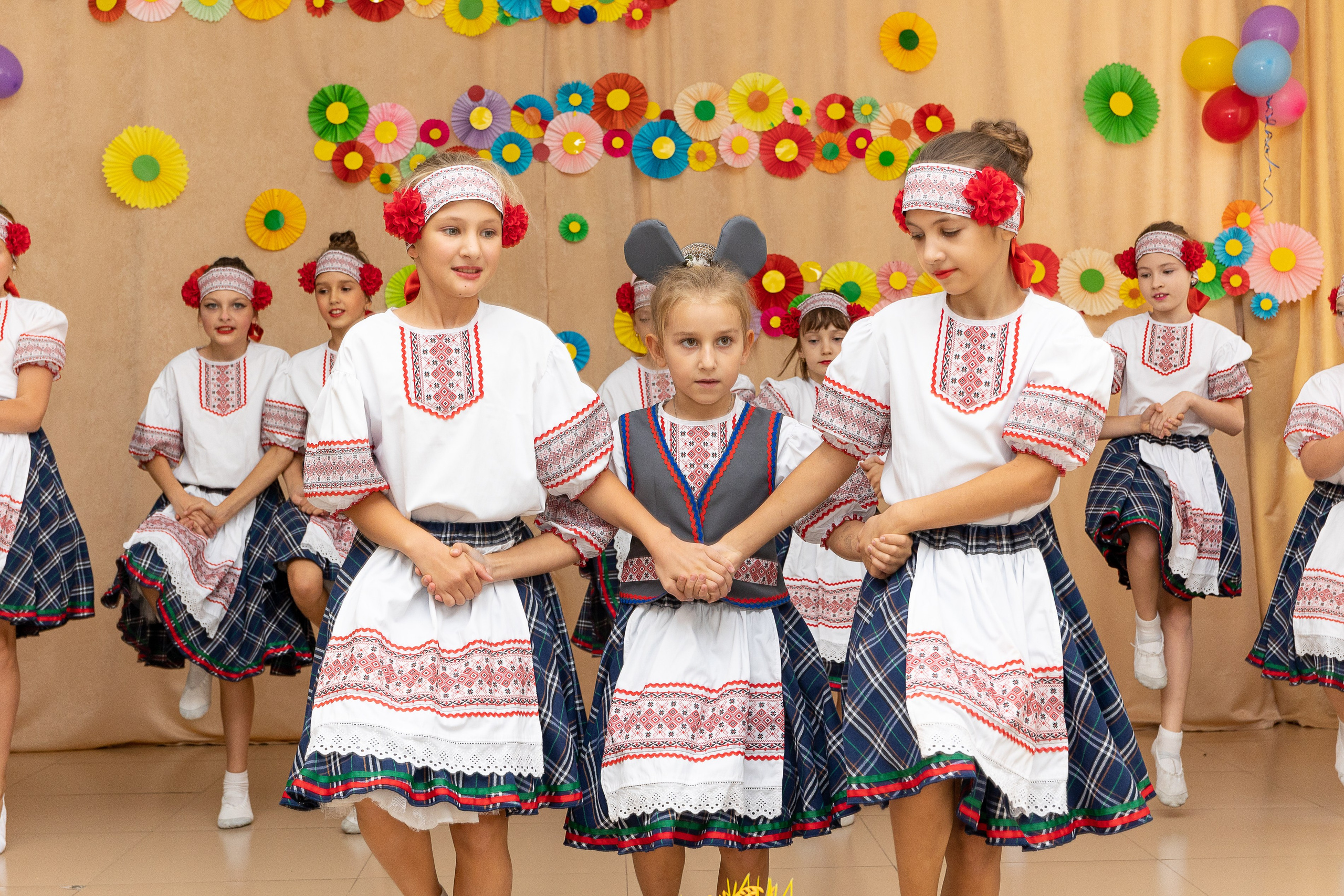 Выступление танцевального коллектива Браво. Выпускные альбомы во Владивостоке
