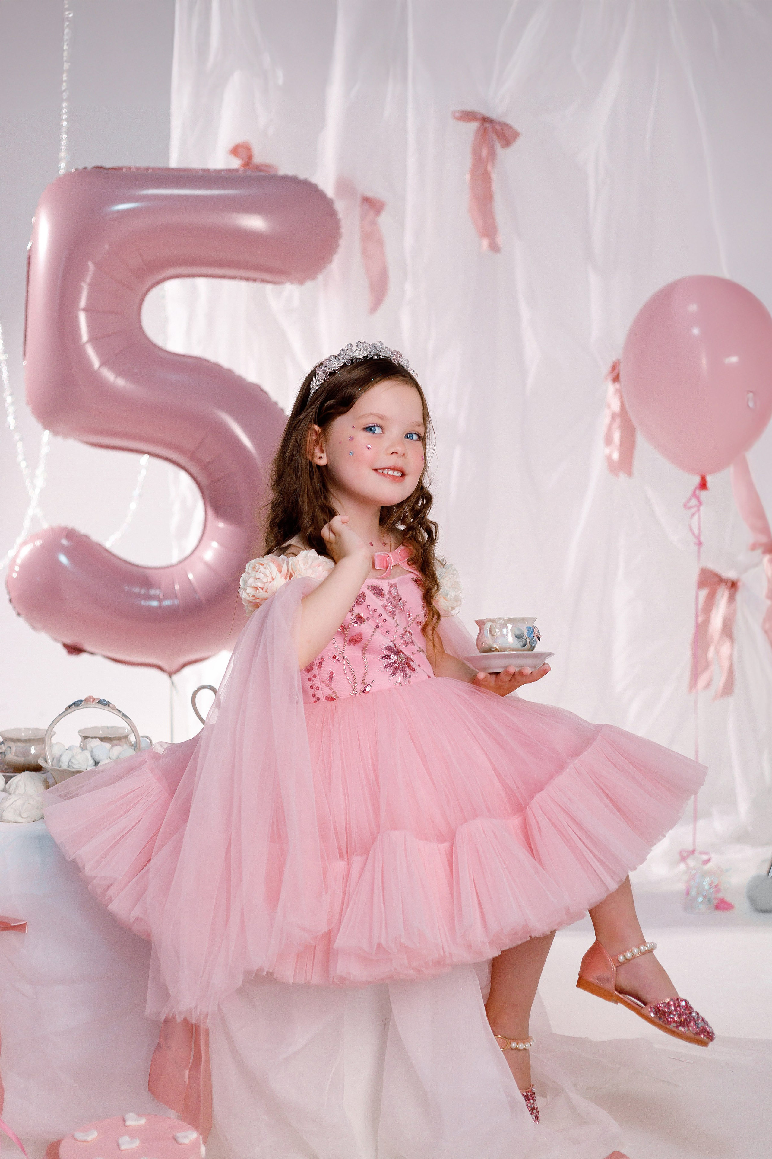 Эмоциональный портрет ребенка в короне Сочи