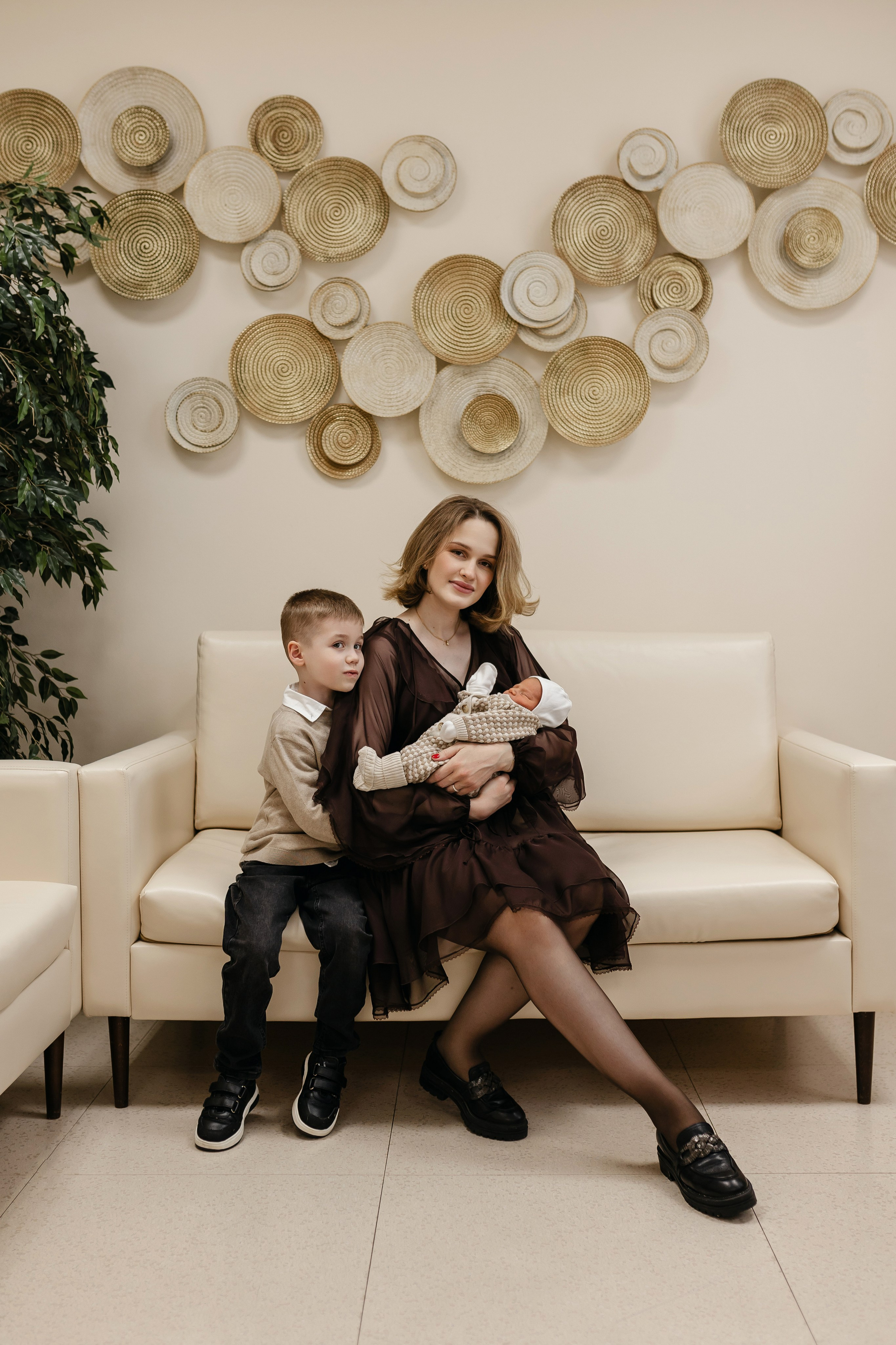 Фотограф на выписку из роддома в Краснодаре, выписка из Екатерининского роддома, фотограф Яна Морева. Семейный фотограф в Краснодаре Яна Морева