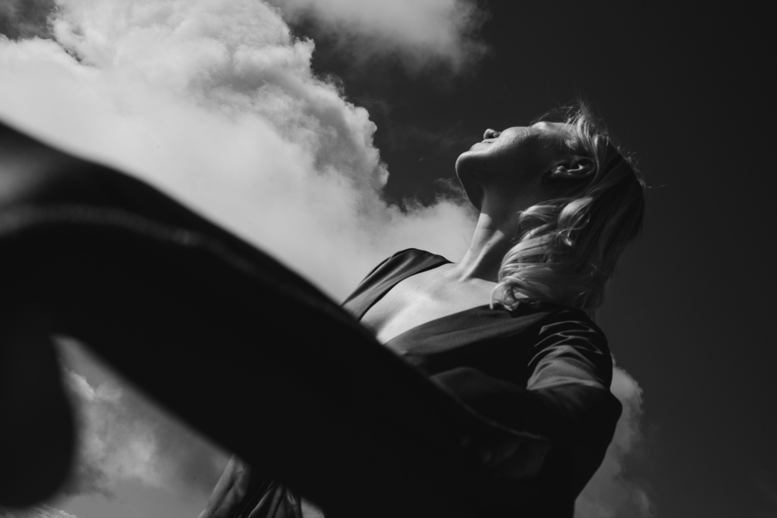 Кадр сбоку девушки с платьем 