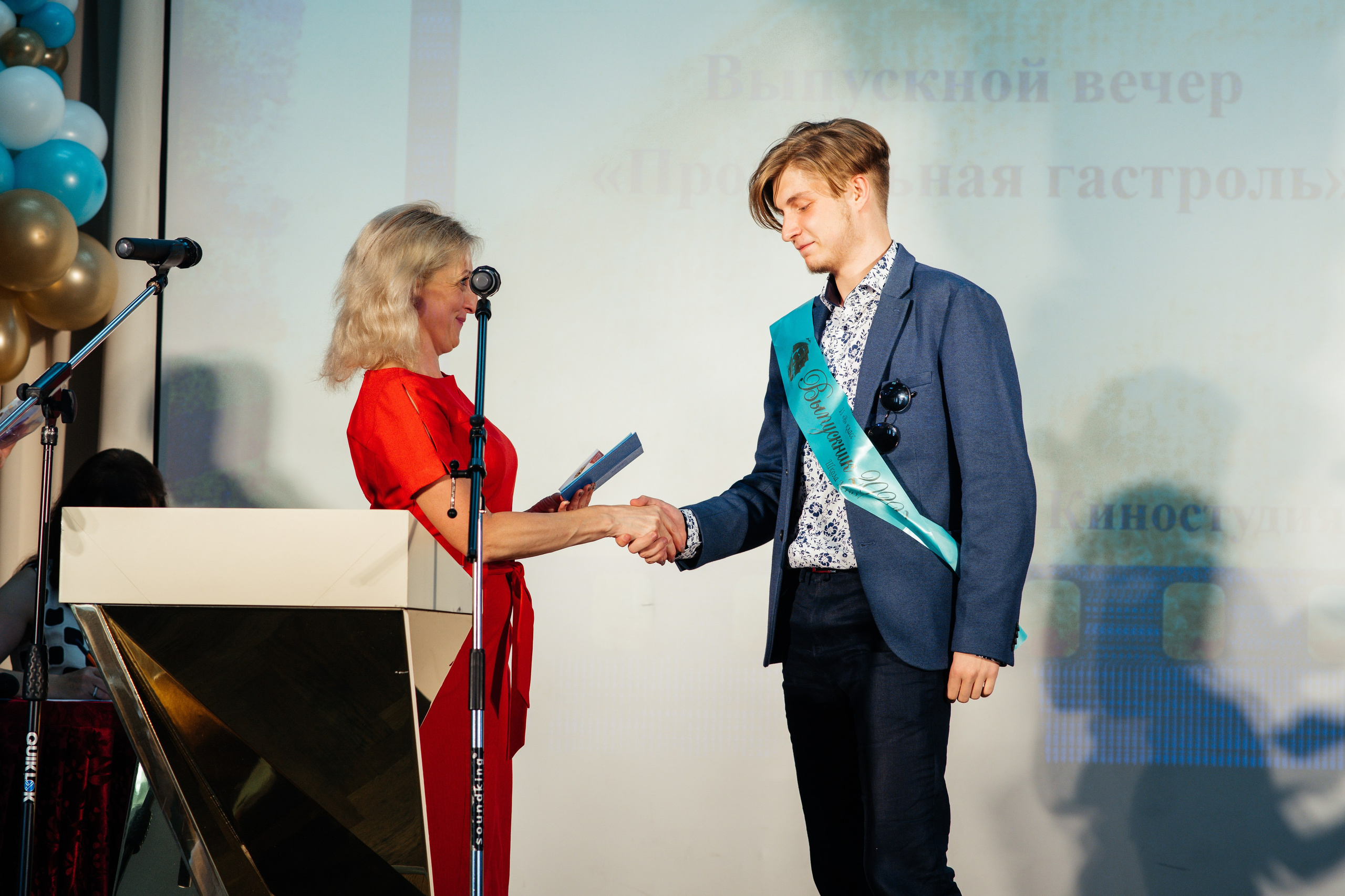 Вручение аттестатов. Выпускные альбомы в Подольске Москве и МО