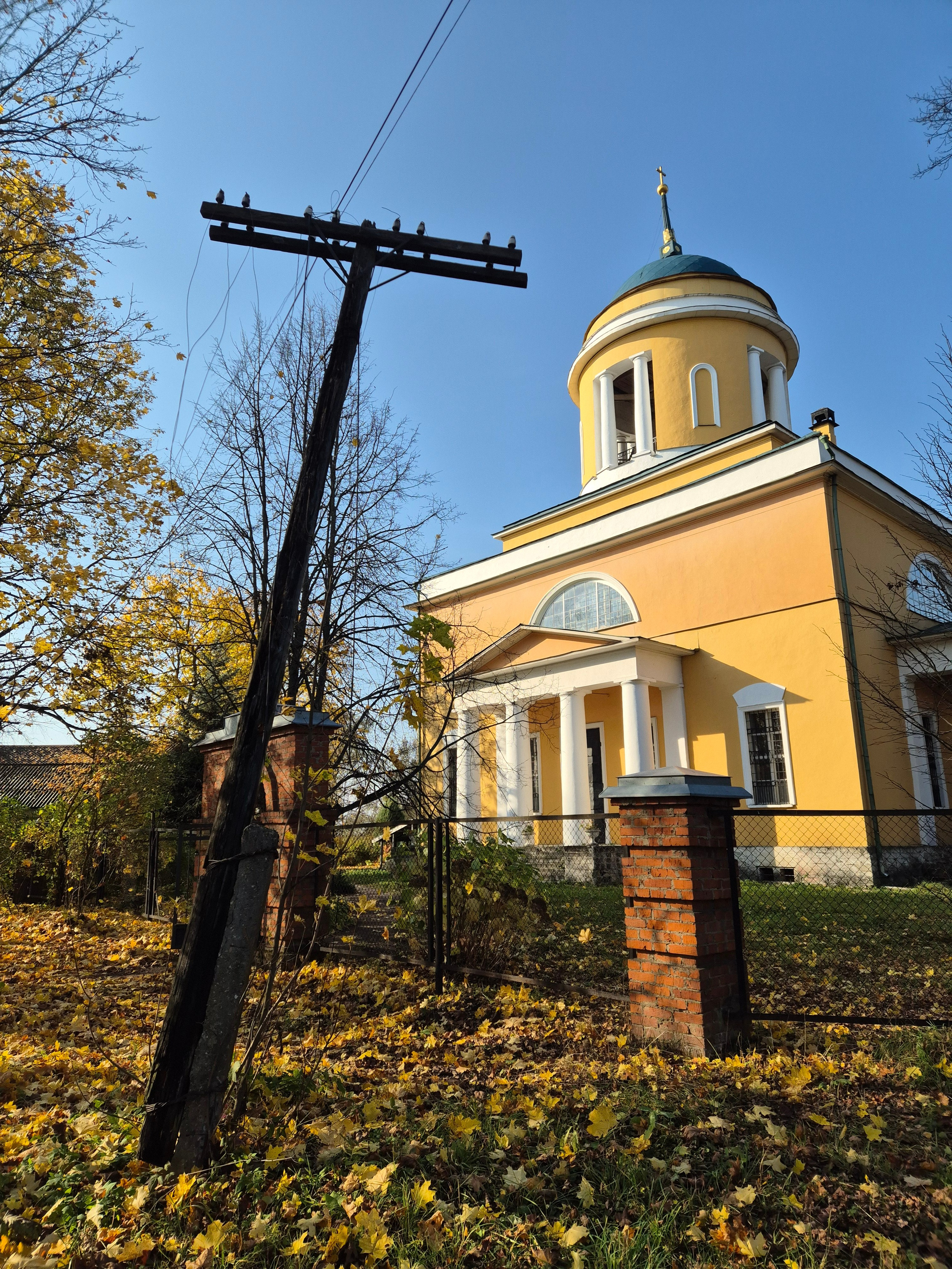 Село Воздвиженское. Церковь на этом месте была заложена еще во времена Сергия Радонежского. Здесь находился путевой дворец, где царские поезда делали последнюю остановку, перед посещением Троице-Сергиевой Лавры