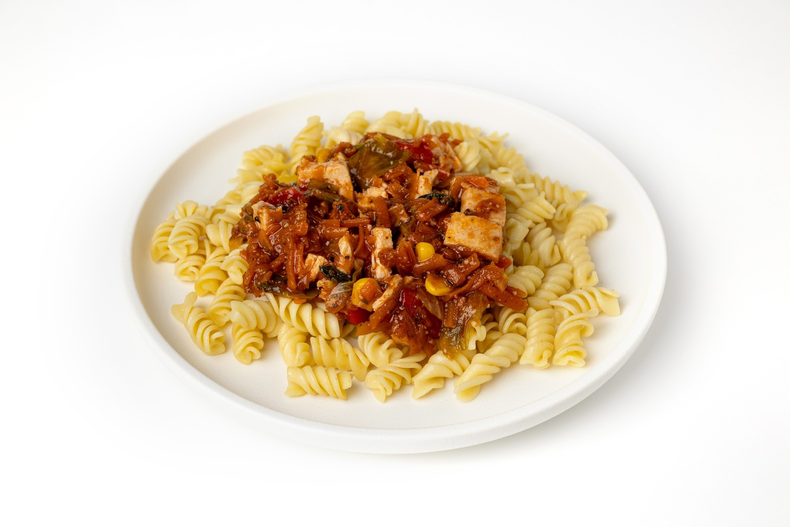 предметный фотограф казань, каталожная съемка , фудфото для меню сайта, меню пекарни, фудсъемка на белом фоне, второе блюдо, горячее, салат, Индейка с овощами по итальянски с фузилли на белом фоне, фотосъемка для доставки еды