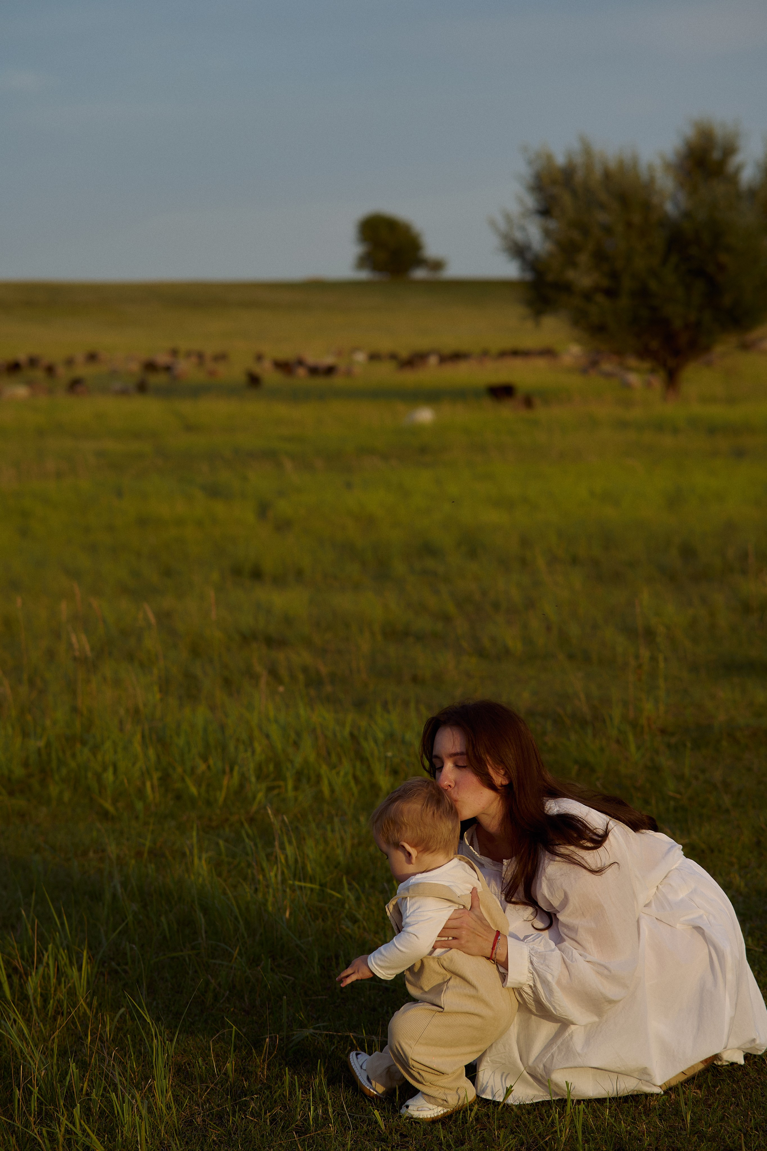 Шамиль, Аня и Марс в поле с барашками. Семейный и свадебный lifestyle-фотограф в Москве Мария Петрова