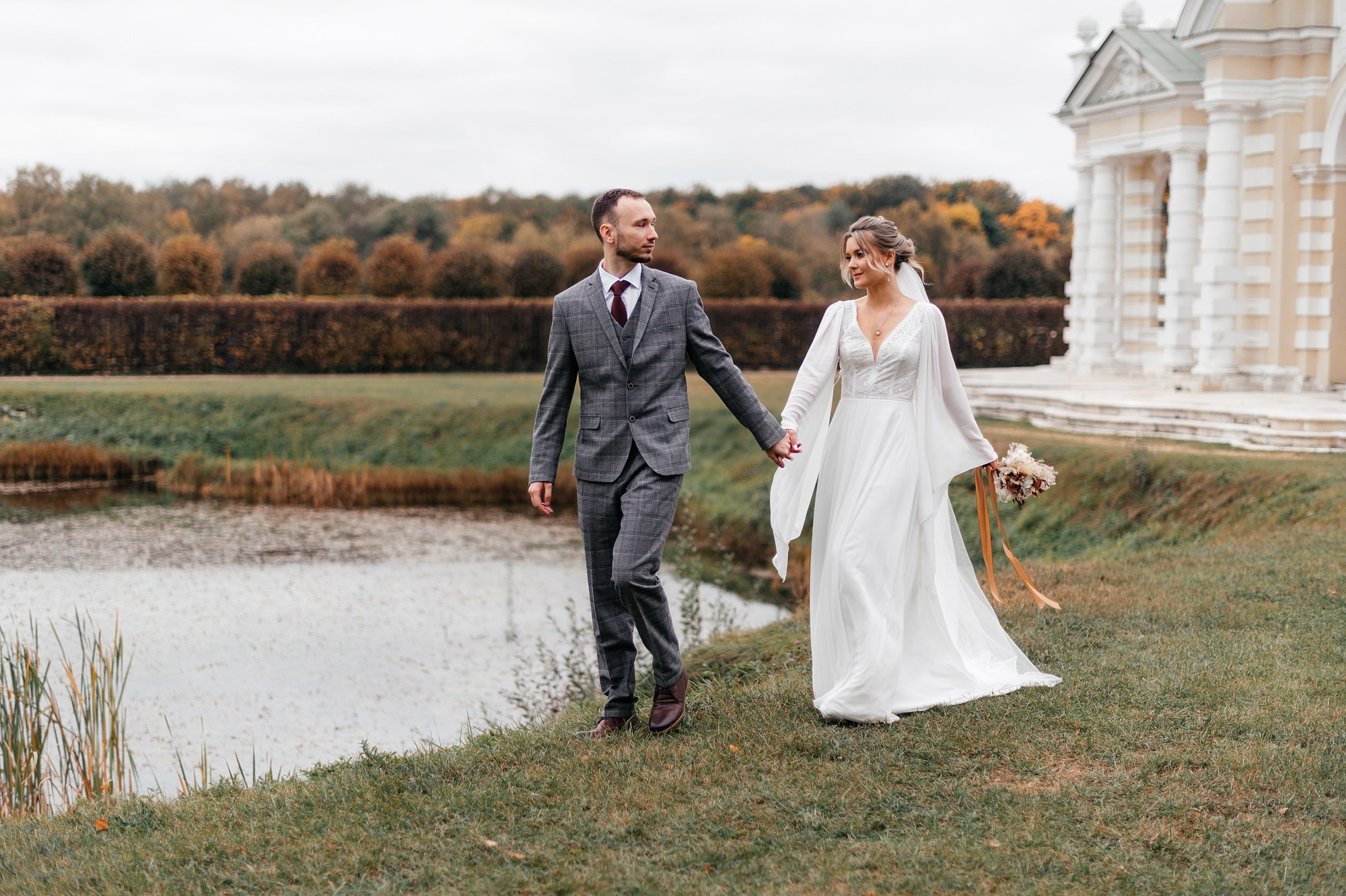 Жених с невестой идут по поле в усадьбе Кусково.