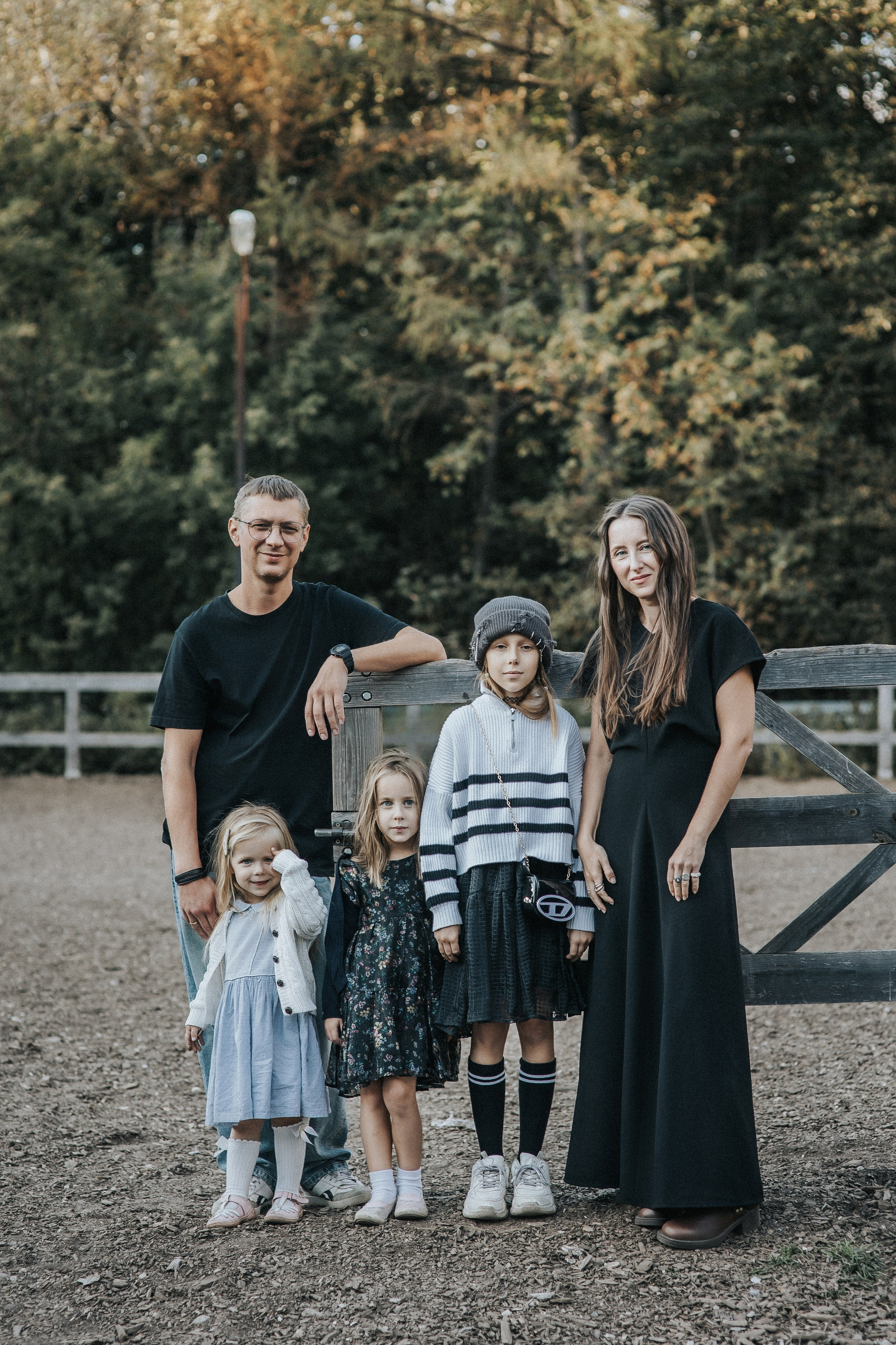 Большая семья и черный конь Султан. Семейный фотограф в Москве Наталья Чуб, заказать Фотокнигу