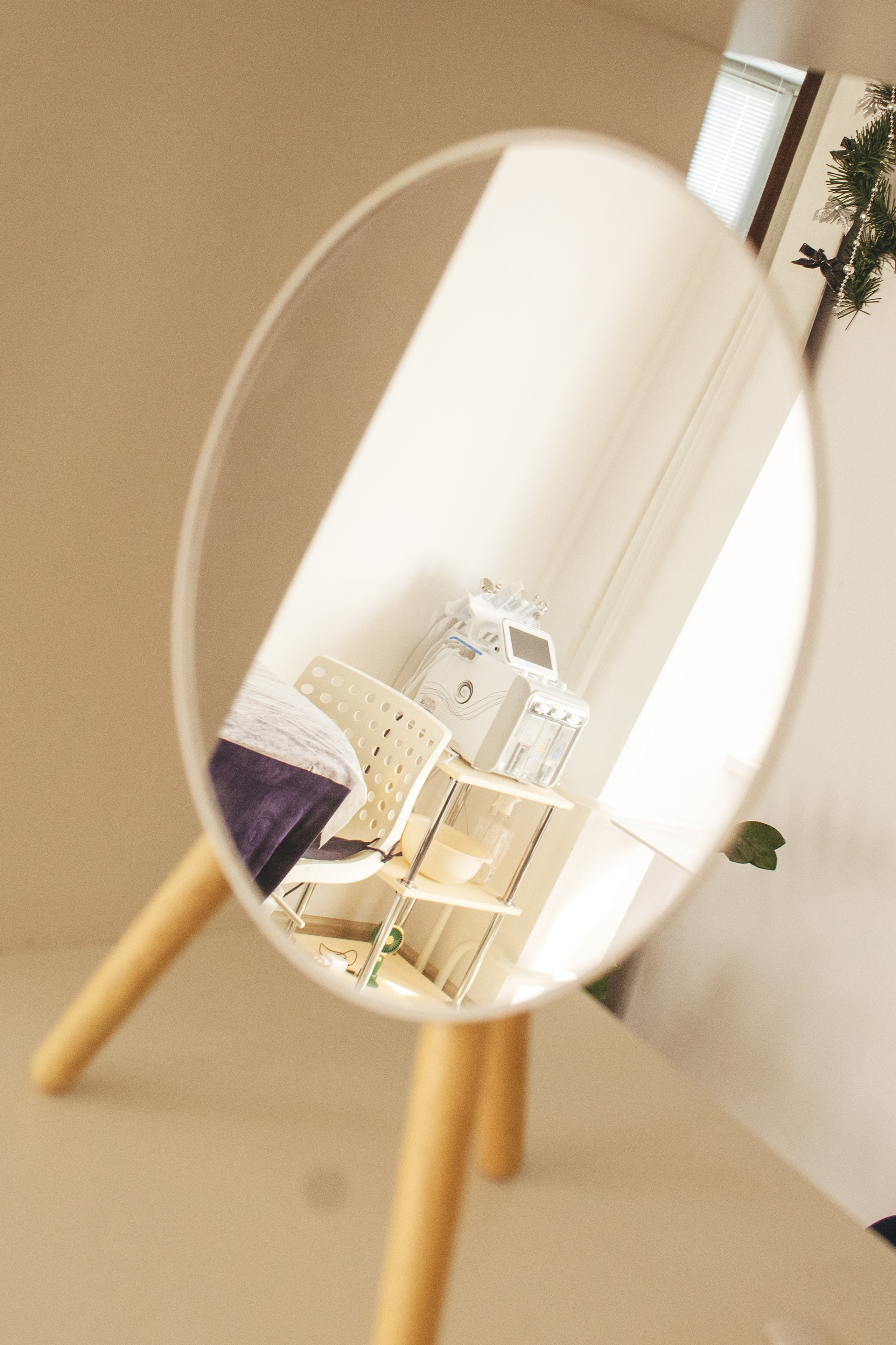 Отражение рабочей зоны в косметологическом кабинете