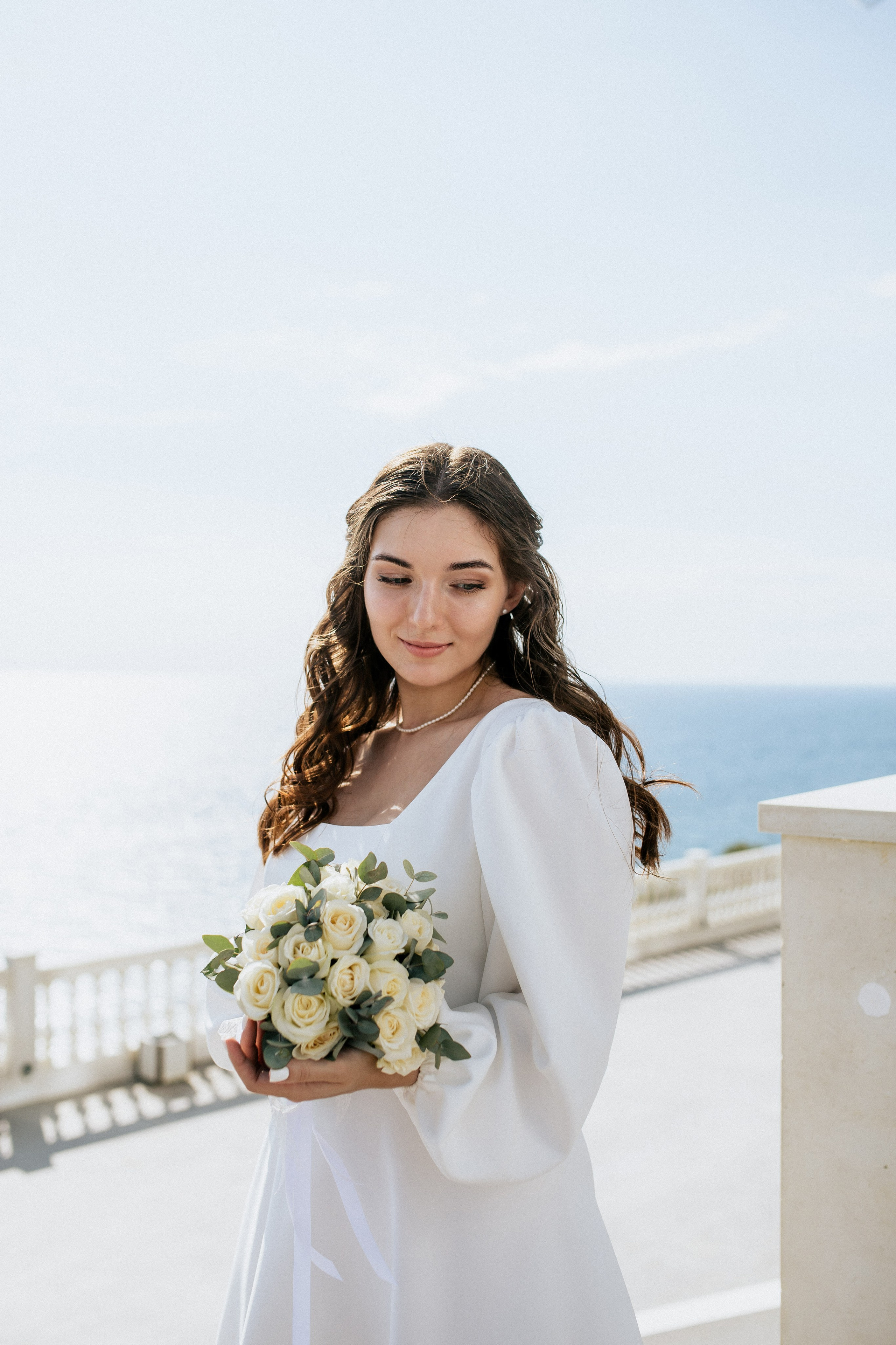 Портрет невесты на фоне голубого моря в Анапе.