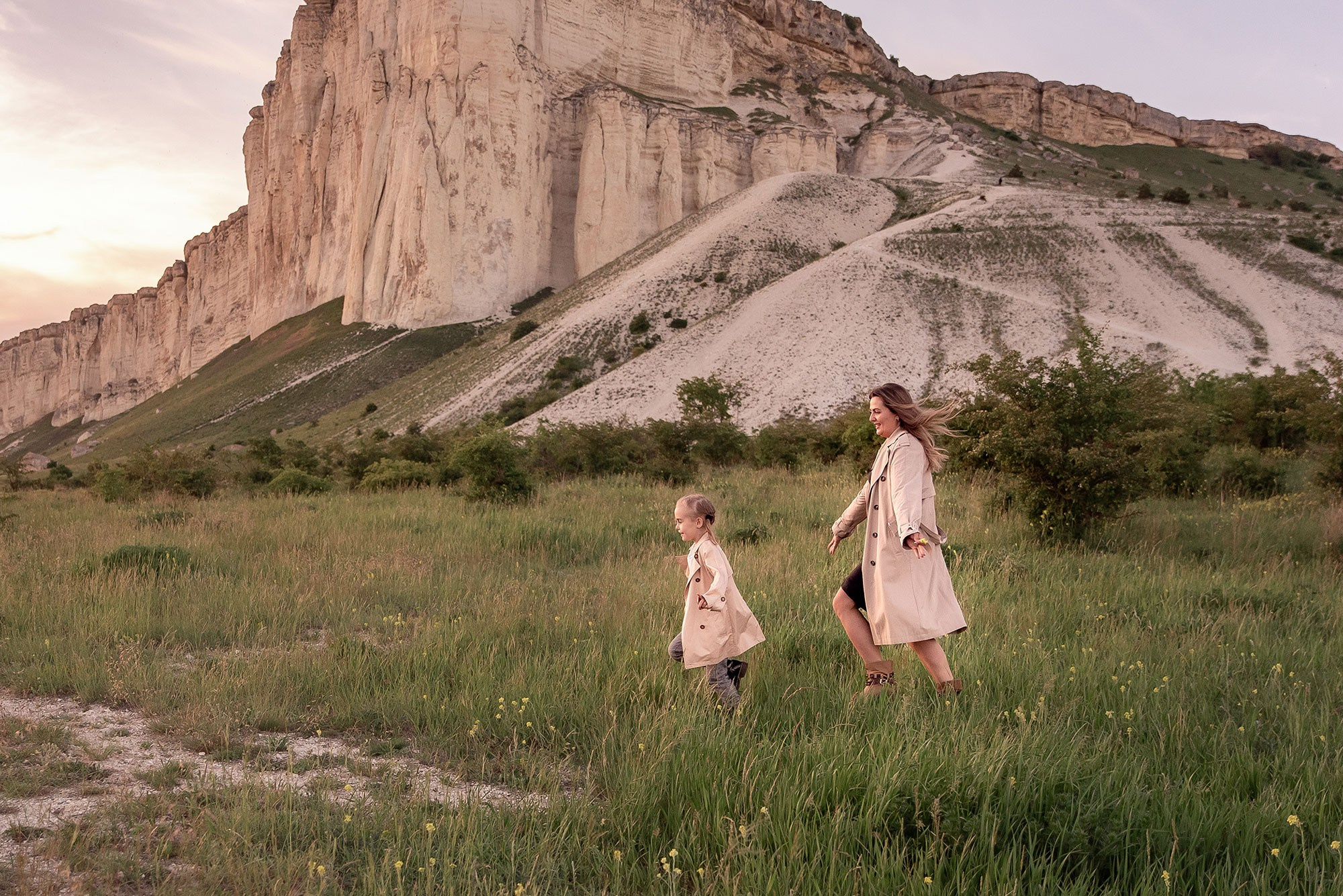 белая скала крым, фотосессия у белой скалы, семейная фотосессия в крыму, семейная фотосессия на природе в крыму, семейный фотограф в крыму ольга юзюк, лайфстайл фотосессия, семейная съемка на природе, фотосессия мама дочь