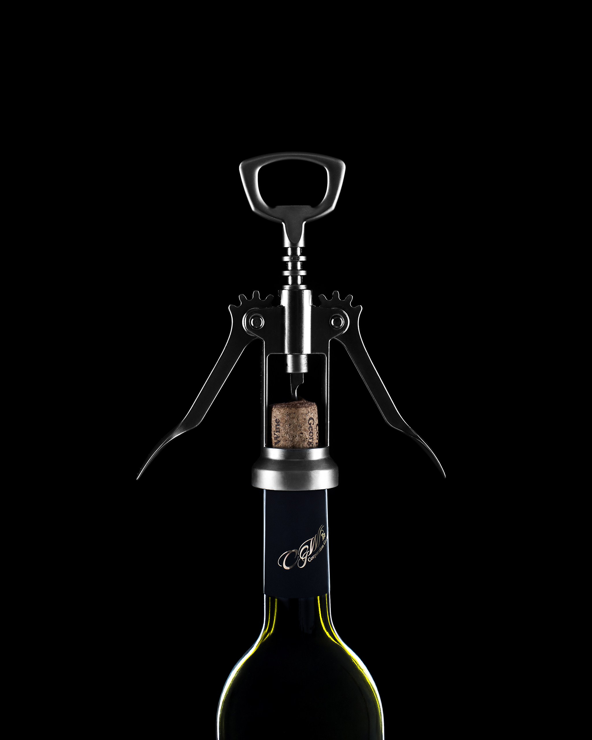 Крупный предметный кадр штопора и бутылки вина на темном фоне в Казани