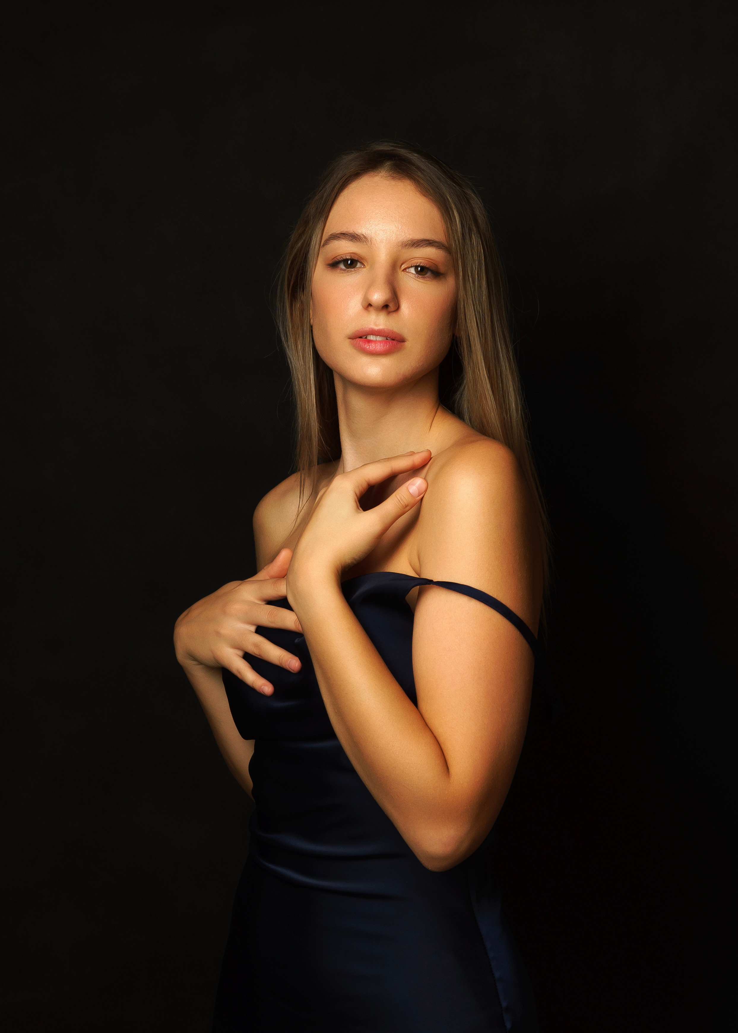 Портрет девушки в платье с открытыми плечами