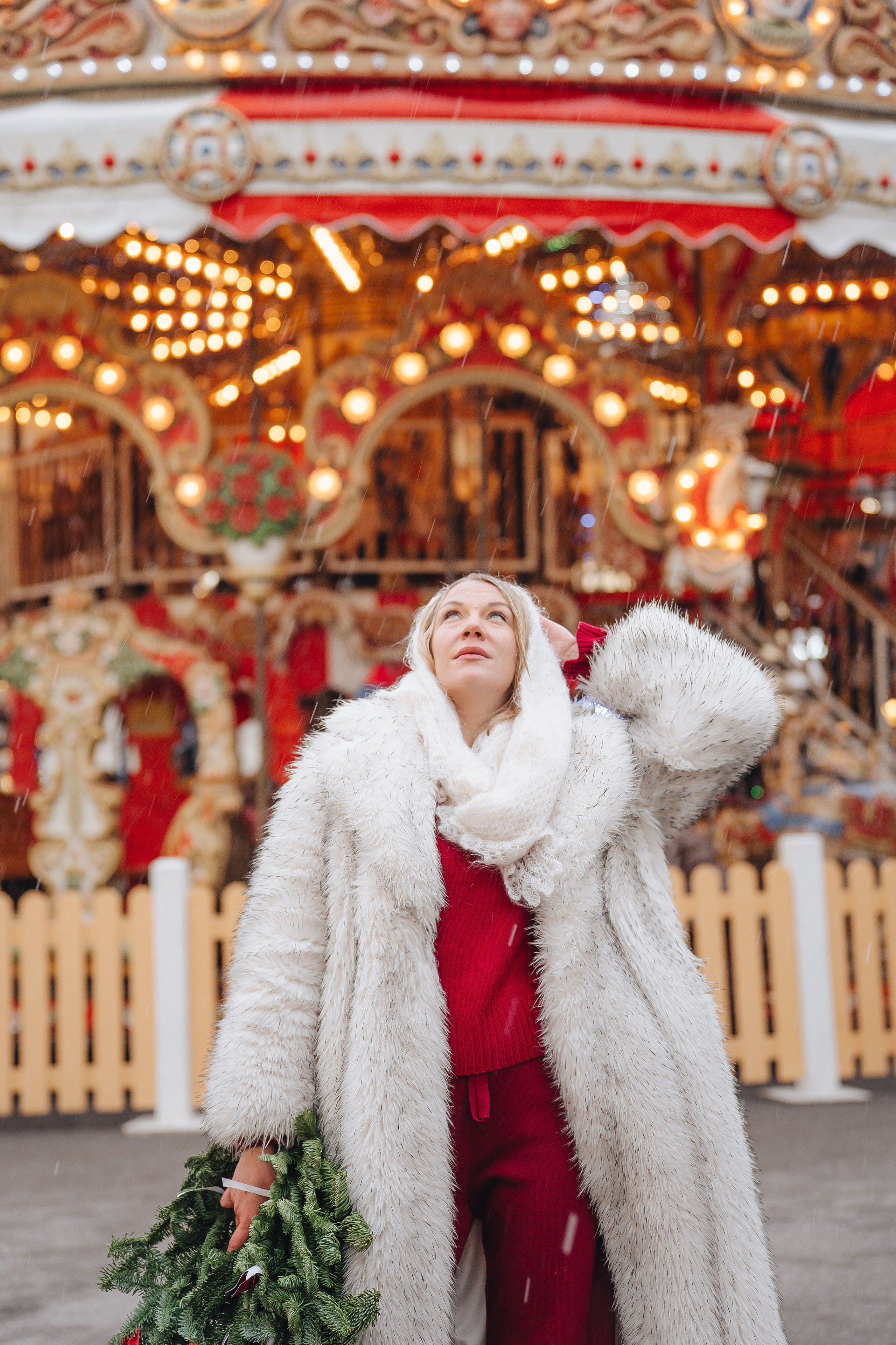 ПРОГУЛКА НА МАНЕЖНОЙ ПЛОЩАДИ ДЛЯ ДЕВУШКИ ПЕРЕД НОВЫМ ГОДОМ (НОВОГОДНЯЯ ФОТОСЕССИИЯ НА МАНЕЖНОЙ ПЛОЩАДИ). Профессиональный фотограф, Санкт-Петербург — Виктория Богомолова