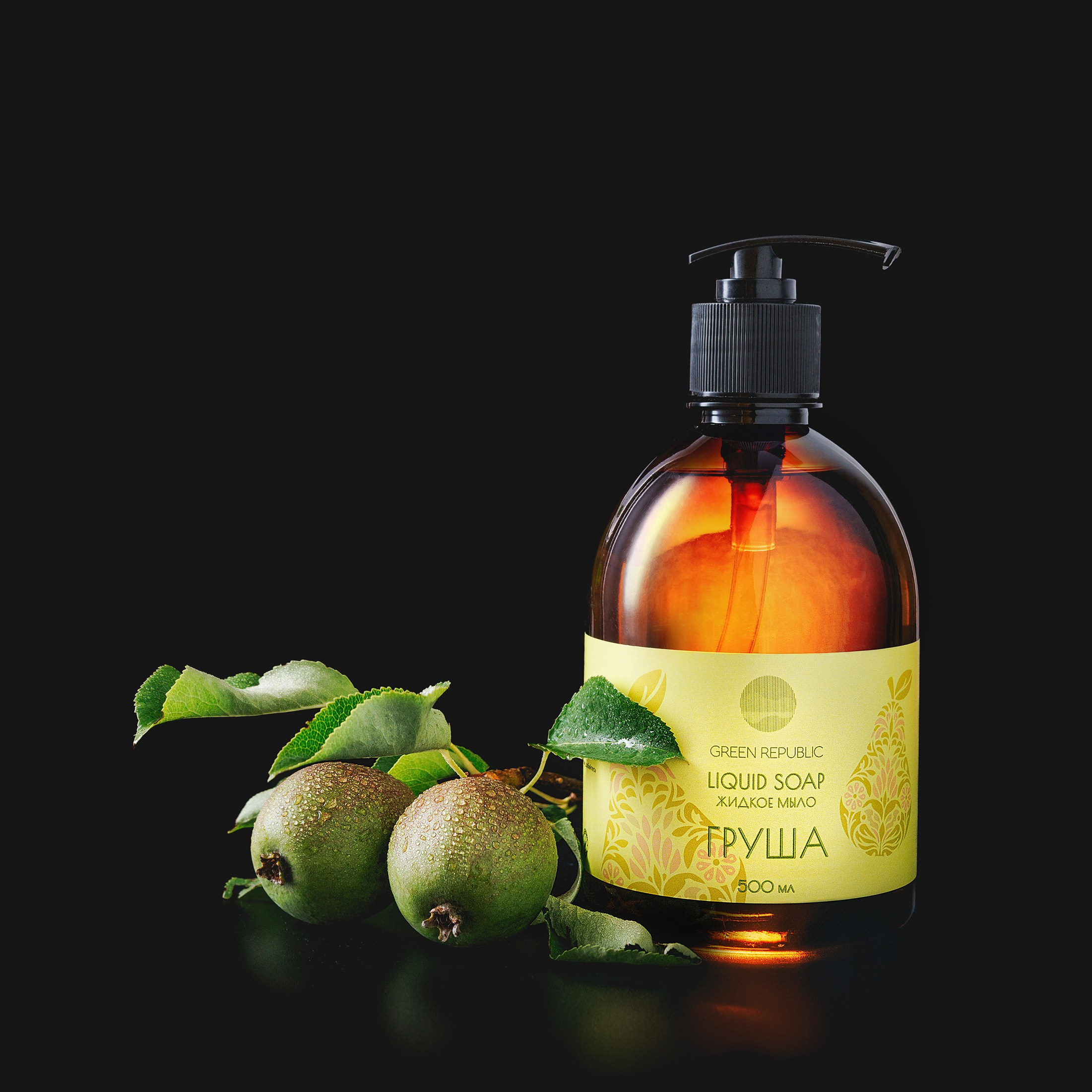 Рекламная фотография жидкого мыла в красивой композиции с гроздью груш