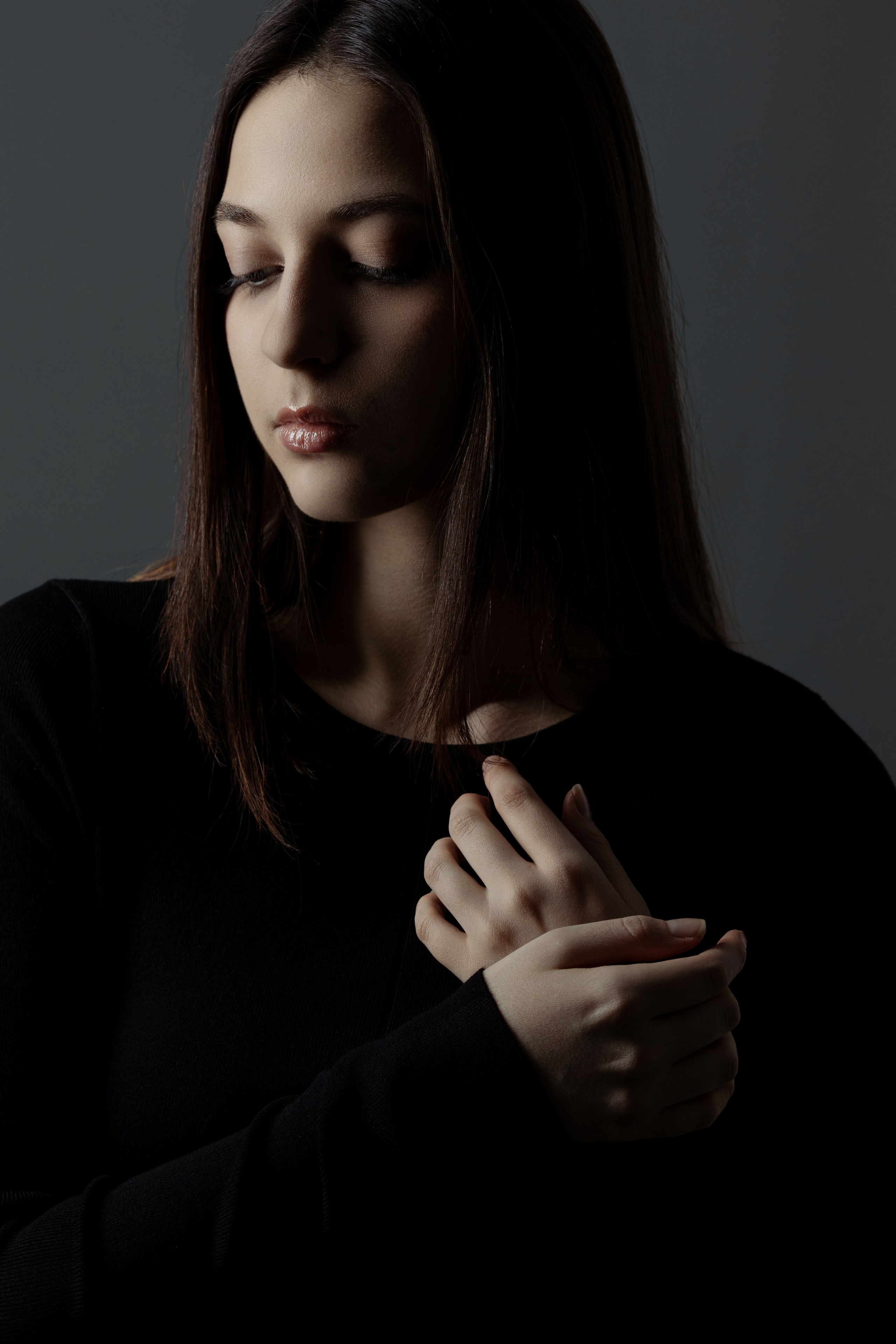 Классический женский портрет с руками