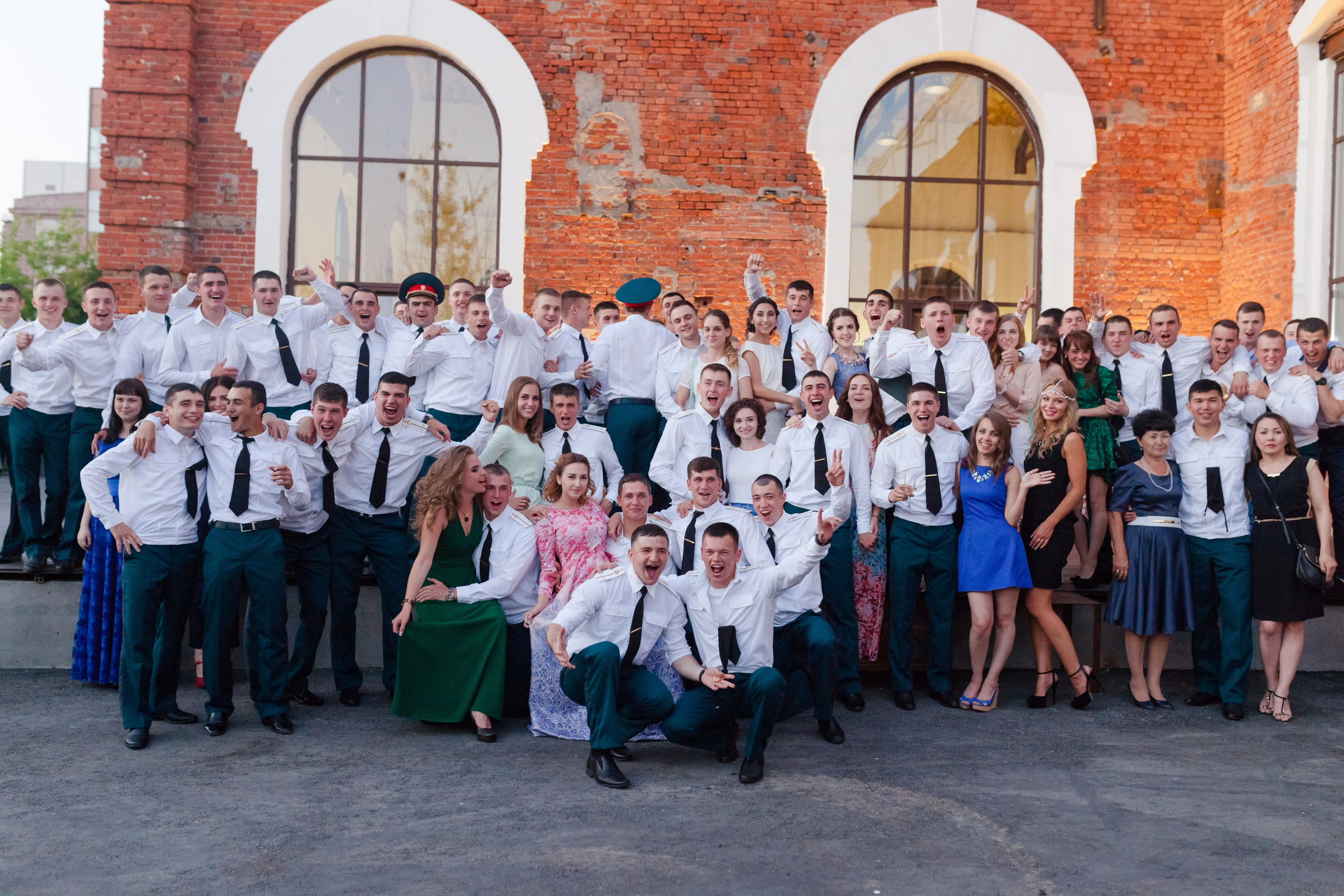 общая фотография выпускников военного училища на выпускном