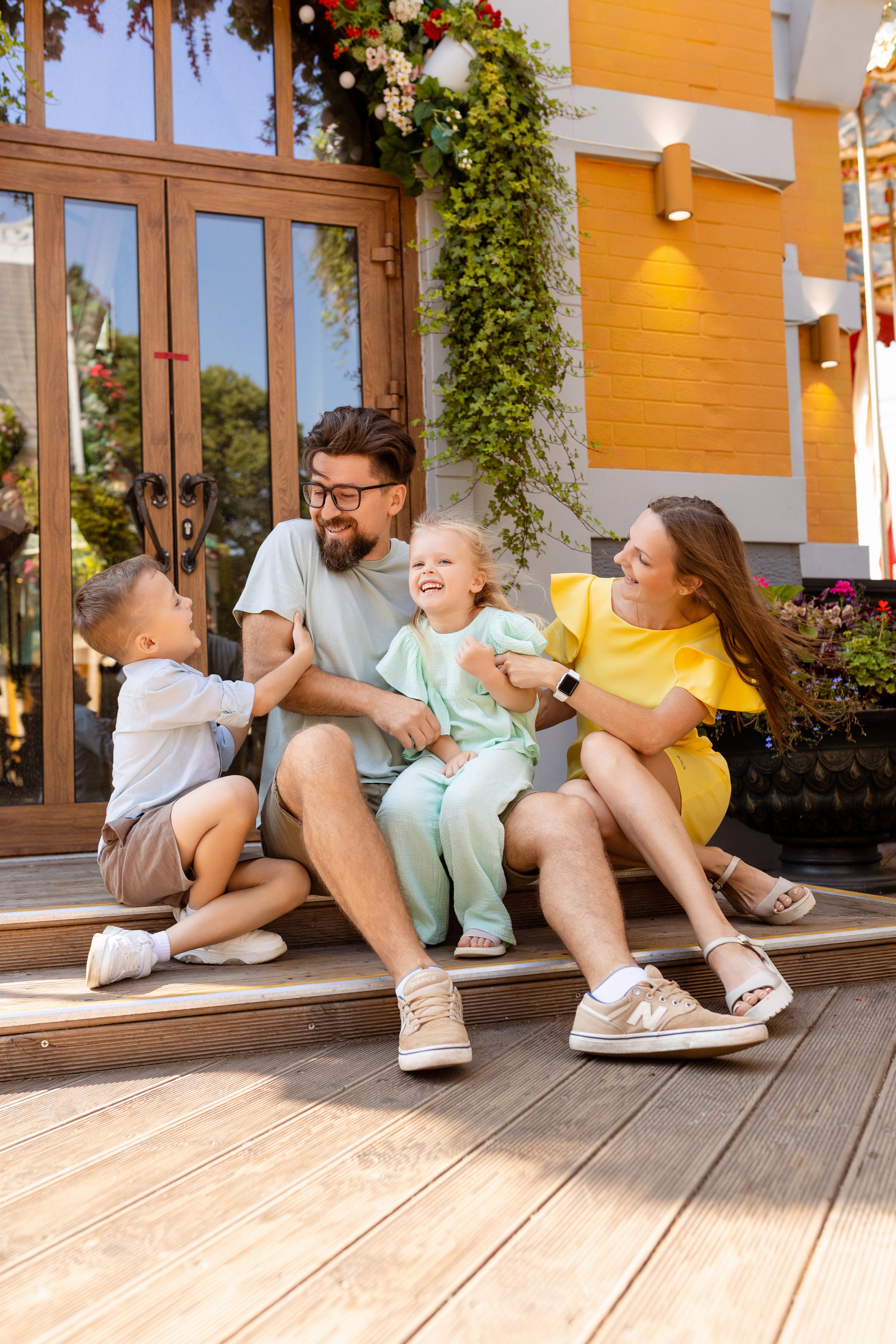 Счастливое весёлая семья смеётся и радуется жизни парке горького