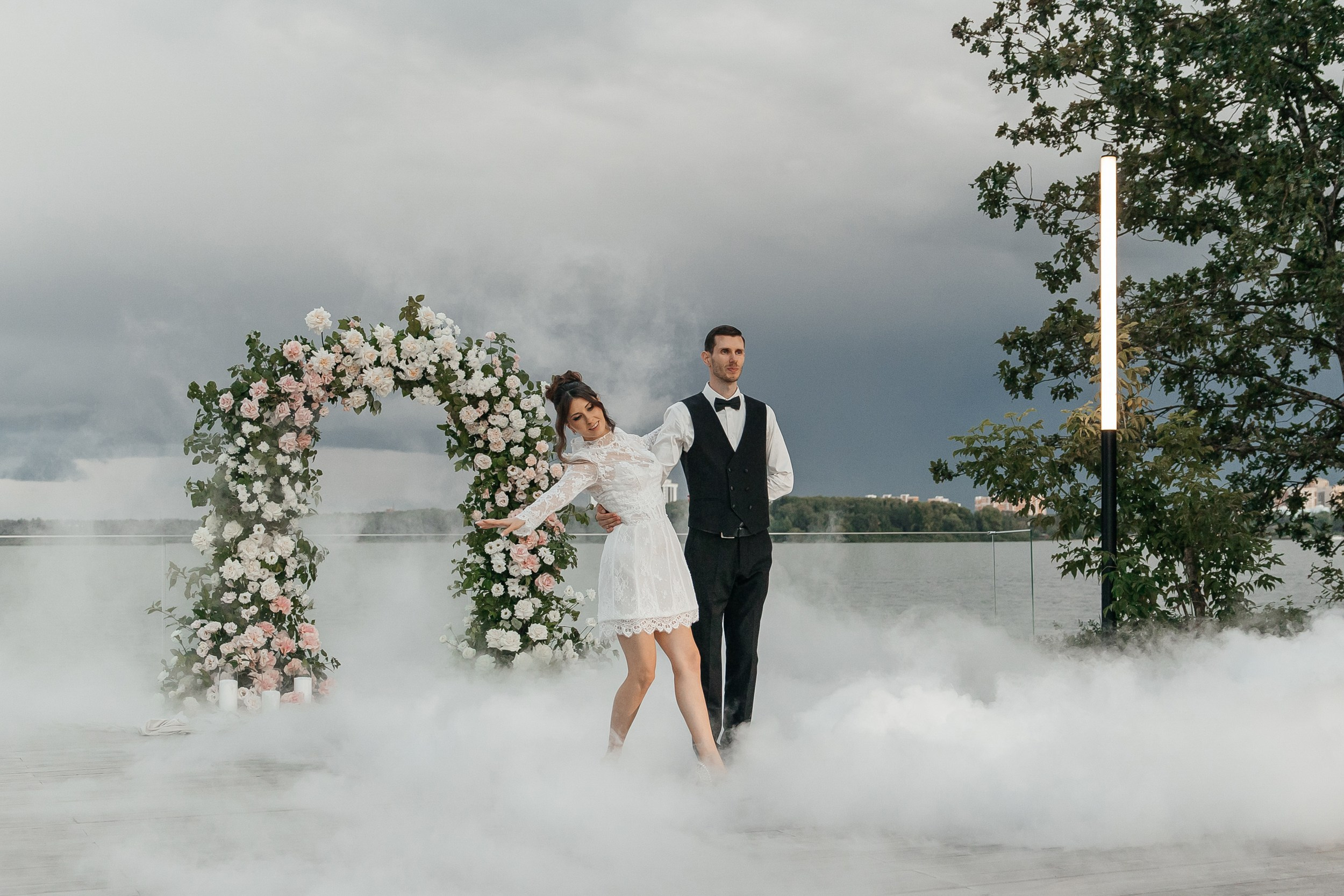 Свадебный танец с тяжелым дымом на площадке THE SUN LAKE VERANDA EVENT на озере Сенеж Солнечногорск