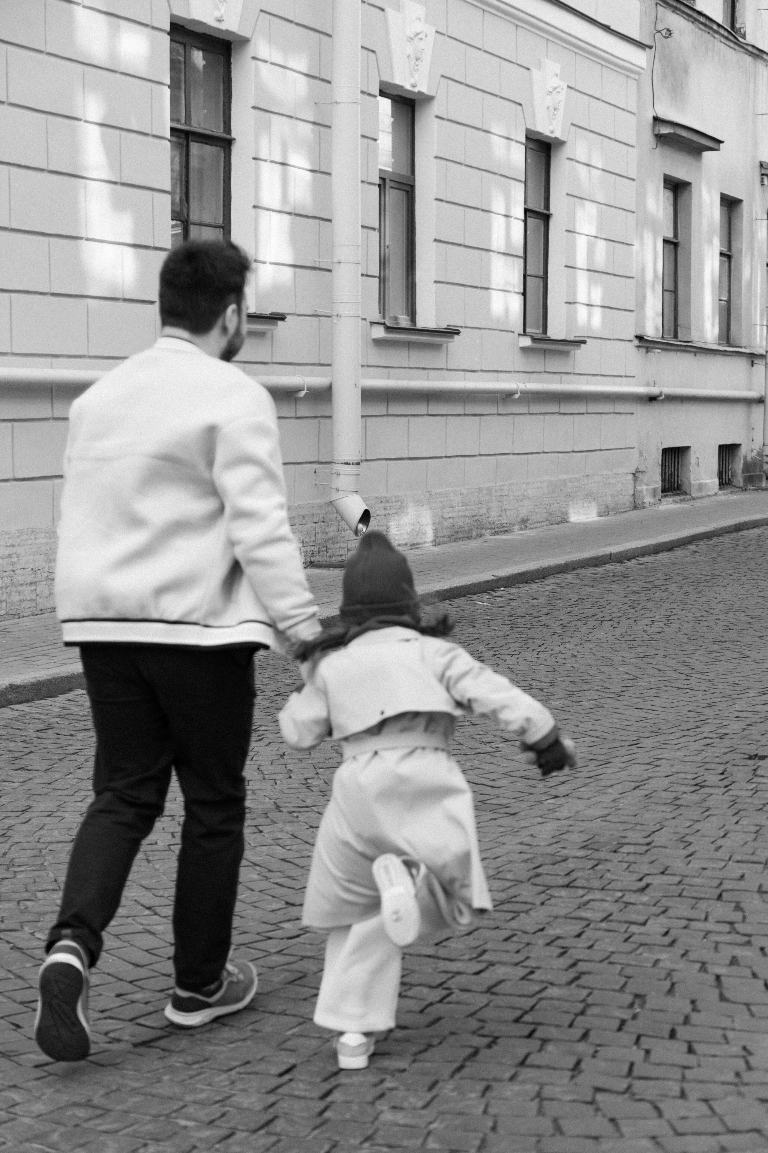 Весенняя фотопрогулка папы и дочки на Васильевском острове. Детский и контент фотограф Надя Волкова Санкт-Петербург