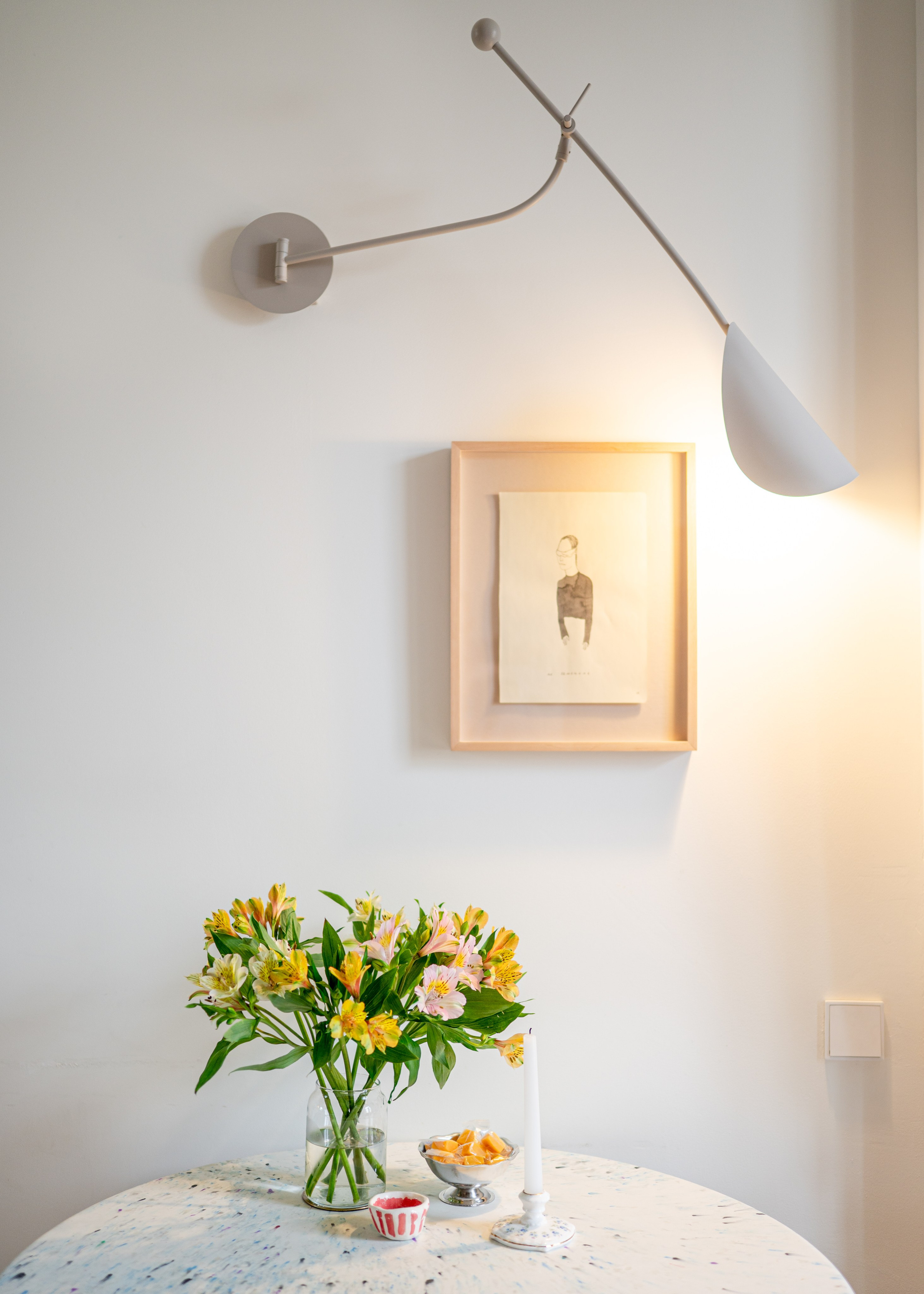 Минималистичная стена с картиной и цветами, интерьерная съёмка Артура Попова, Москва.