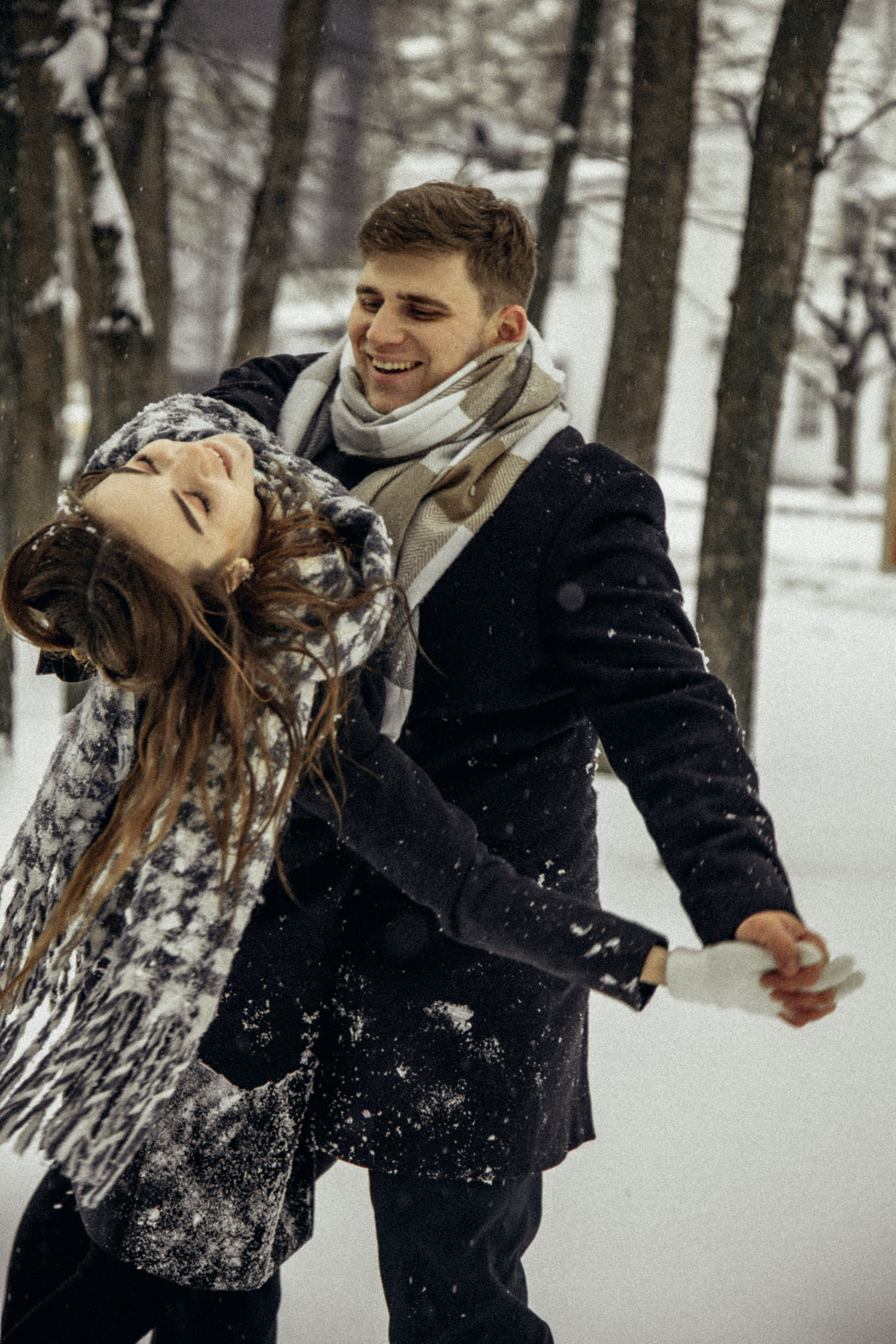 пара в лесу