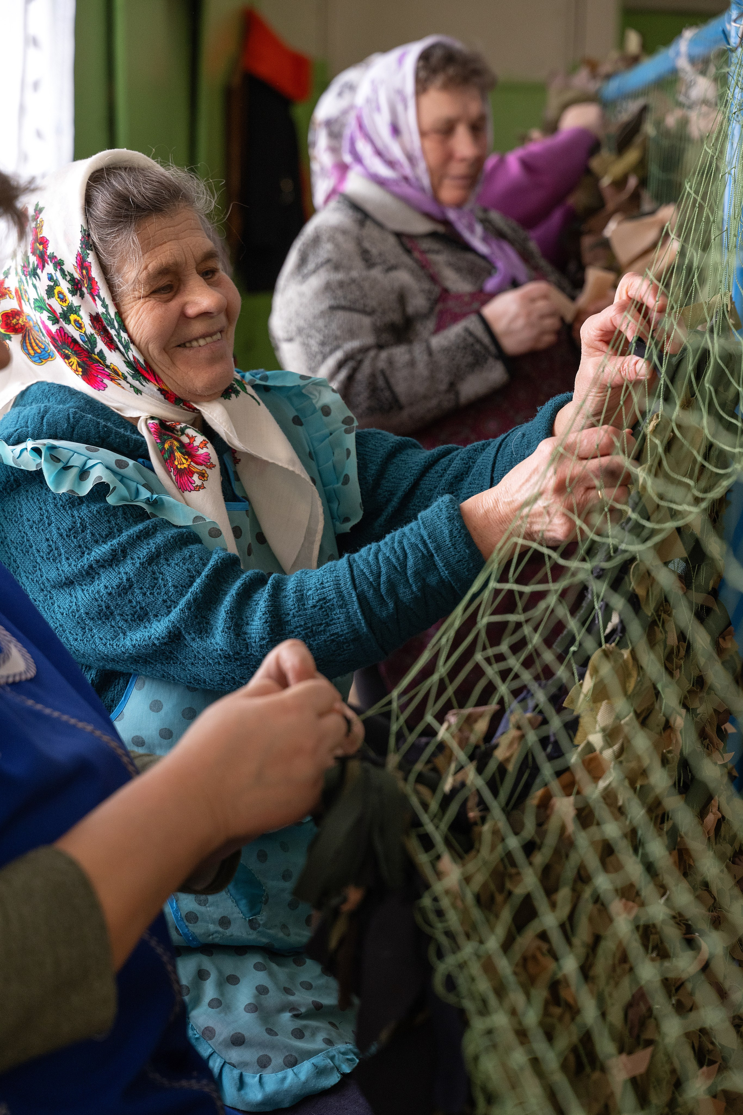Современные труженницы тыла-женщины в плетут маскировочные сети. Главная