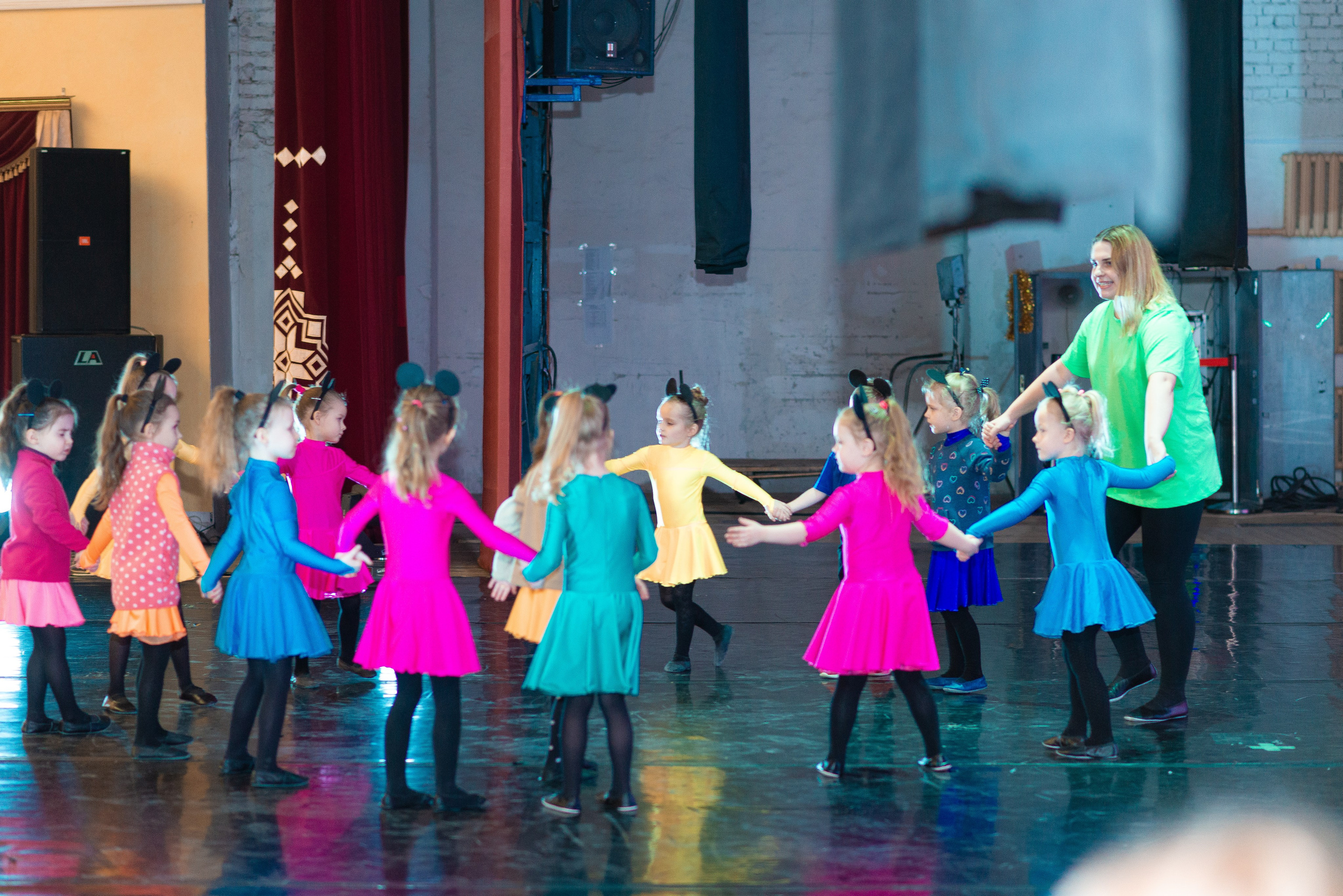 Выступление школы танцев Овация. Семейный фотограф на выписку из роддома и крещение Минск Настя Гришук