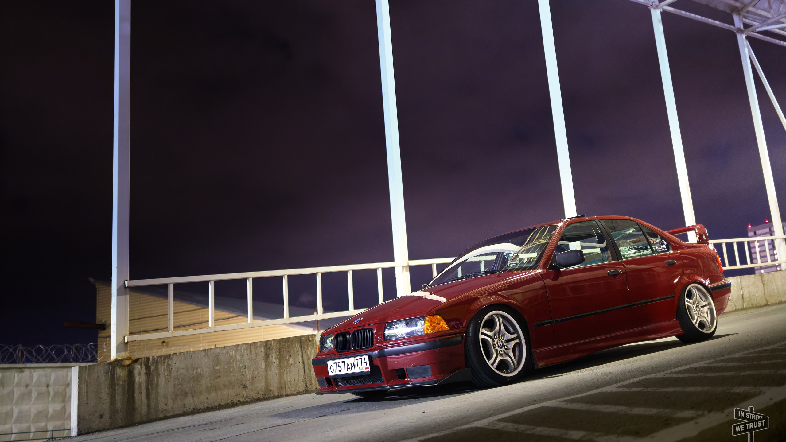 BMW E36 под уличным фонарем. IN STREET WE TRUST