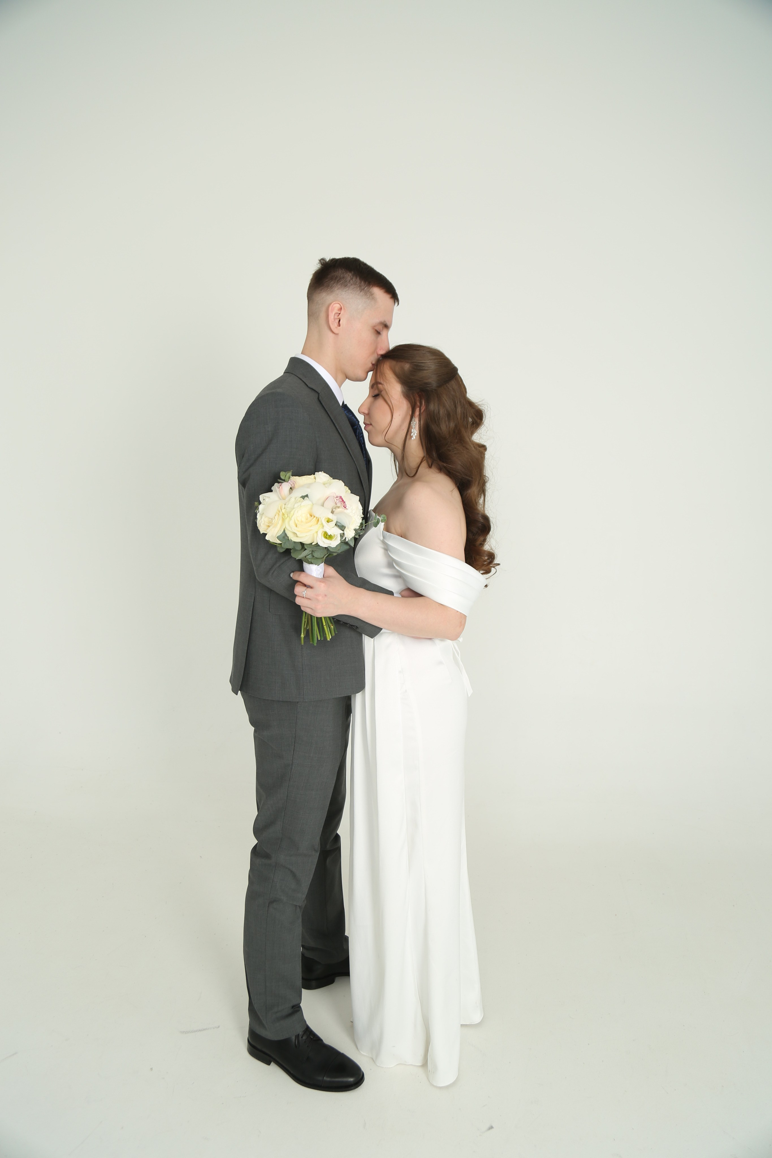 Свадебная фотосессия Николая и Надежды в Кутузовском ЗАГСе в Москве. Фотосессия в студии в Москве от профессионального фотографа услуги по доступным ценам