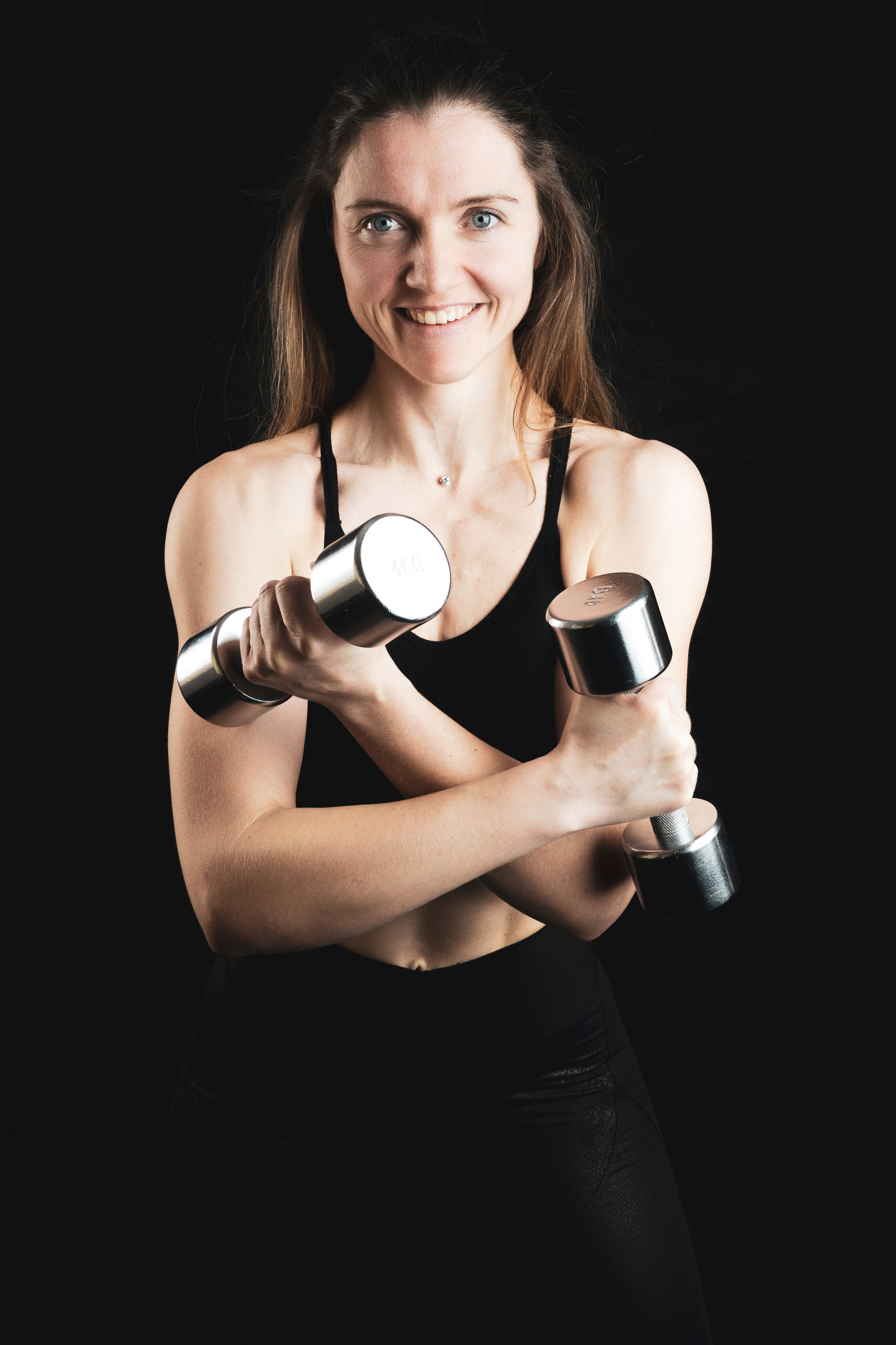 Спортивная девушка с гантелями