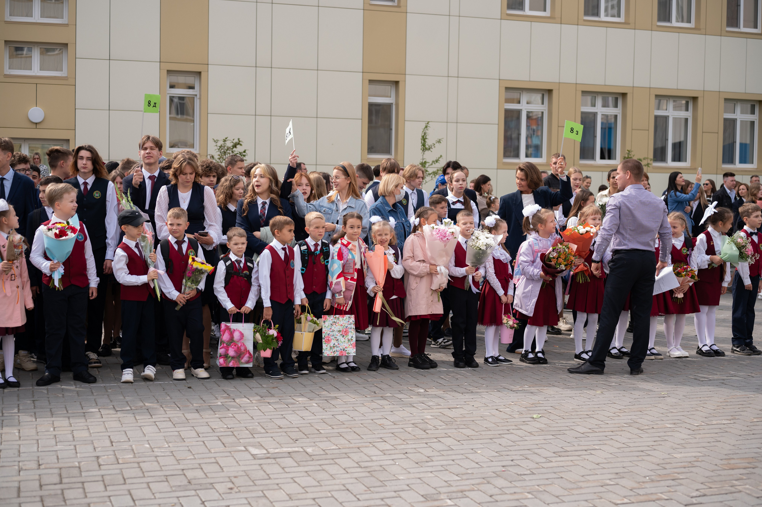 1 сентября 16 гимназия 2 класс (линейка + в классе+ на улице). Фотограф новорожденных, семейный детский в Тюмени Татьяна Морозова