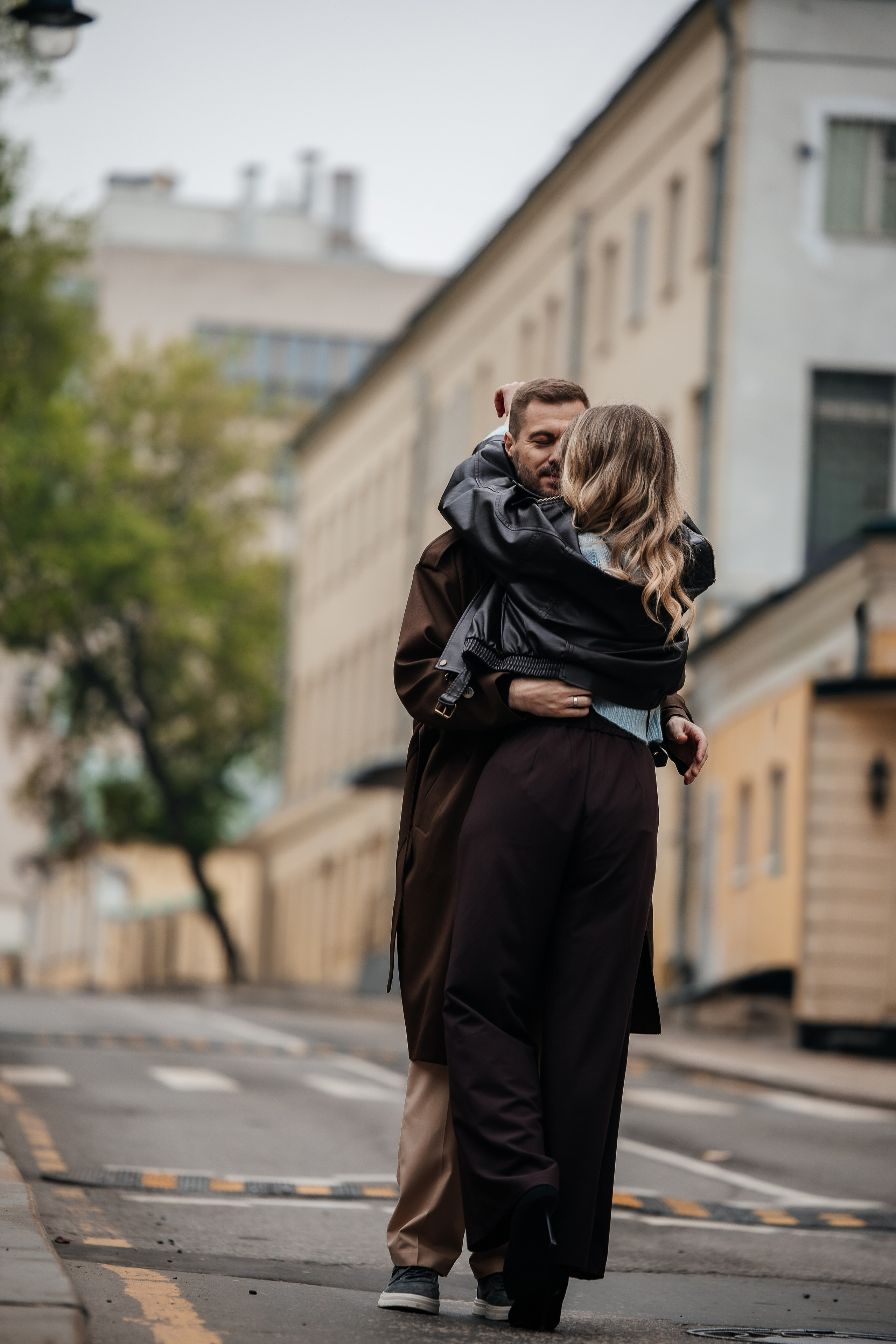Романтическая прогулка в московском переулке. Свадебный и семейный фотограф в Москве Красинская Мария
