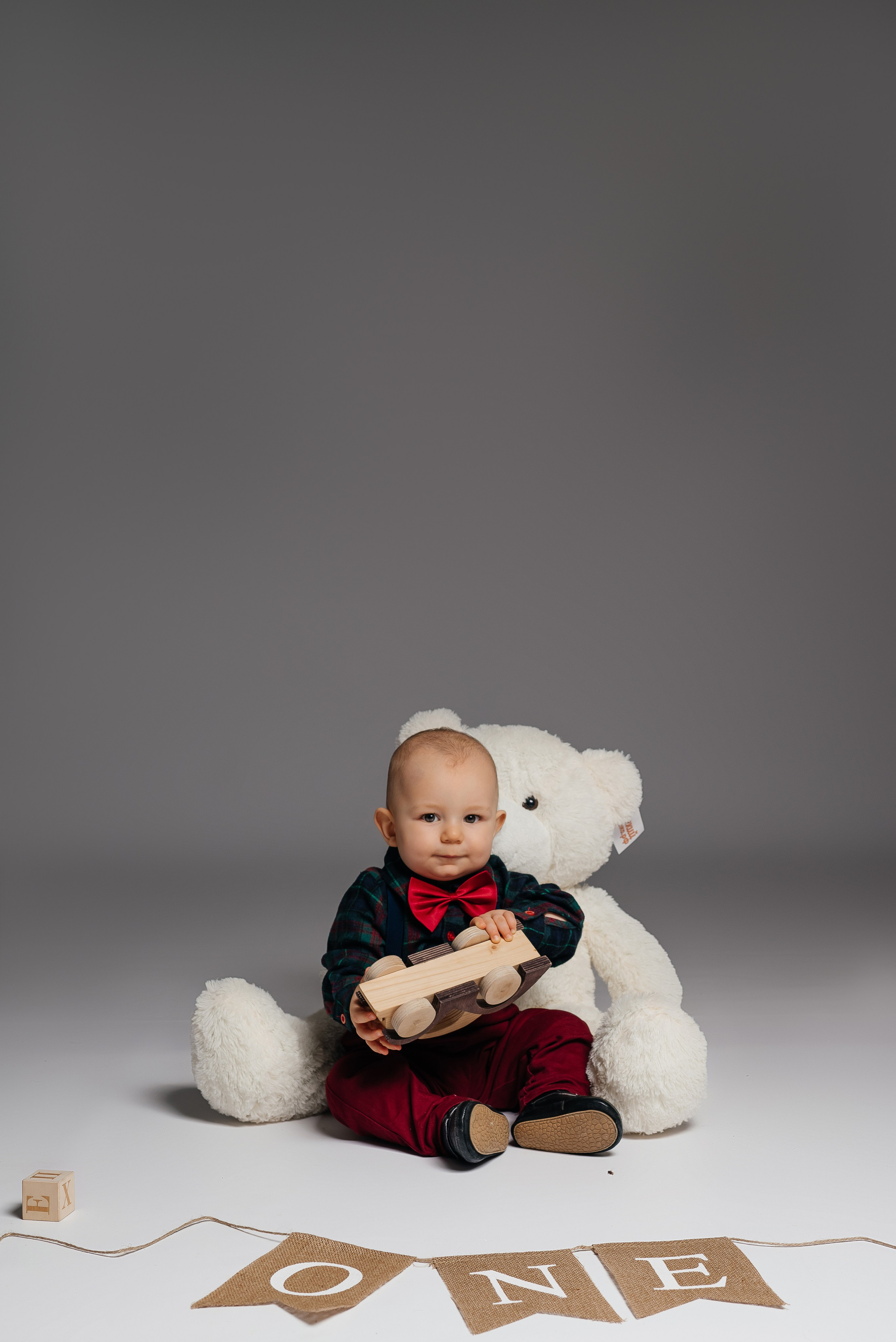 Классический минимализм на бумажном фоне. Свадебный, семейный и школьный фотограф в Бийске Ксения Мамаева