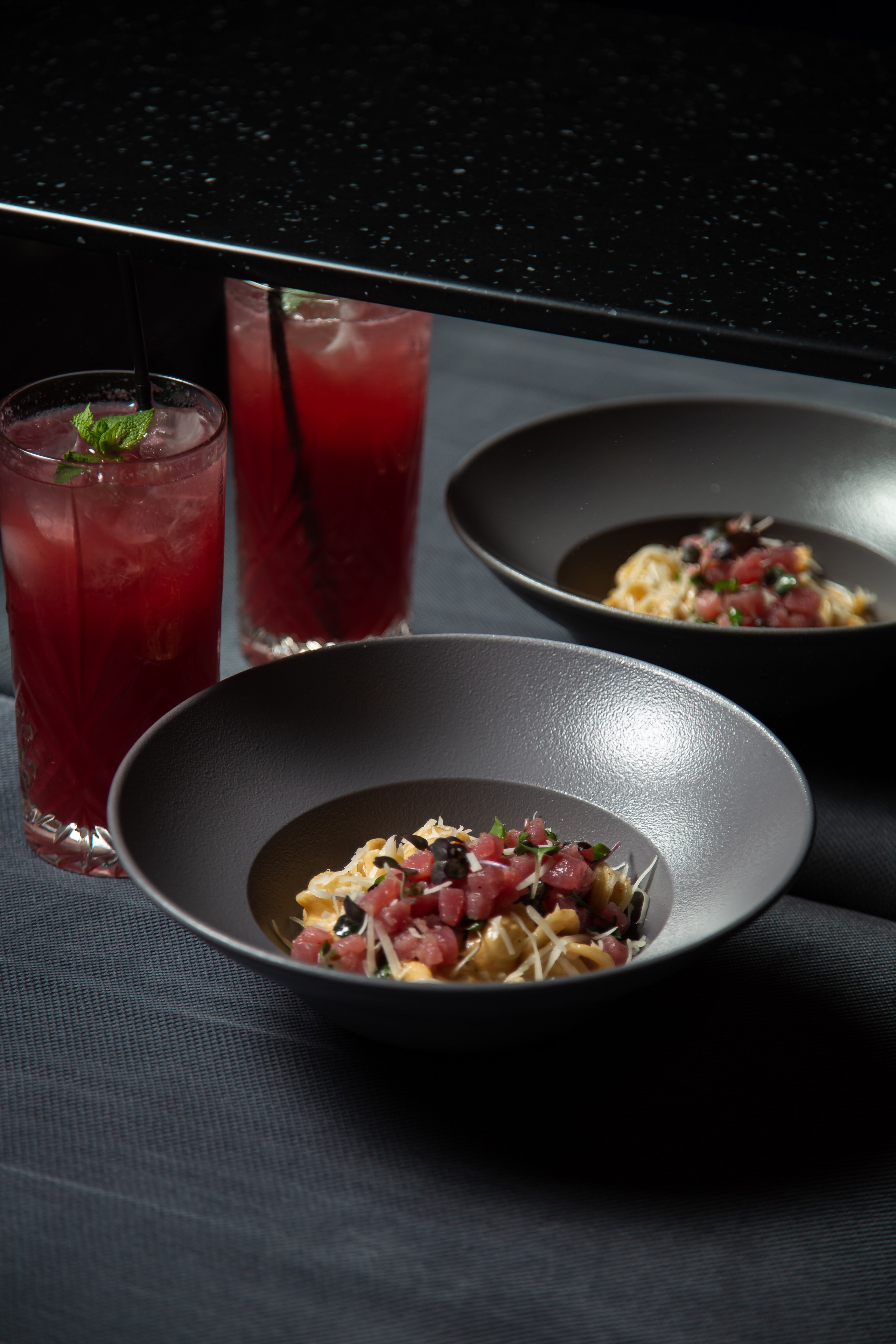 Блюдо в отражении в зеркале