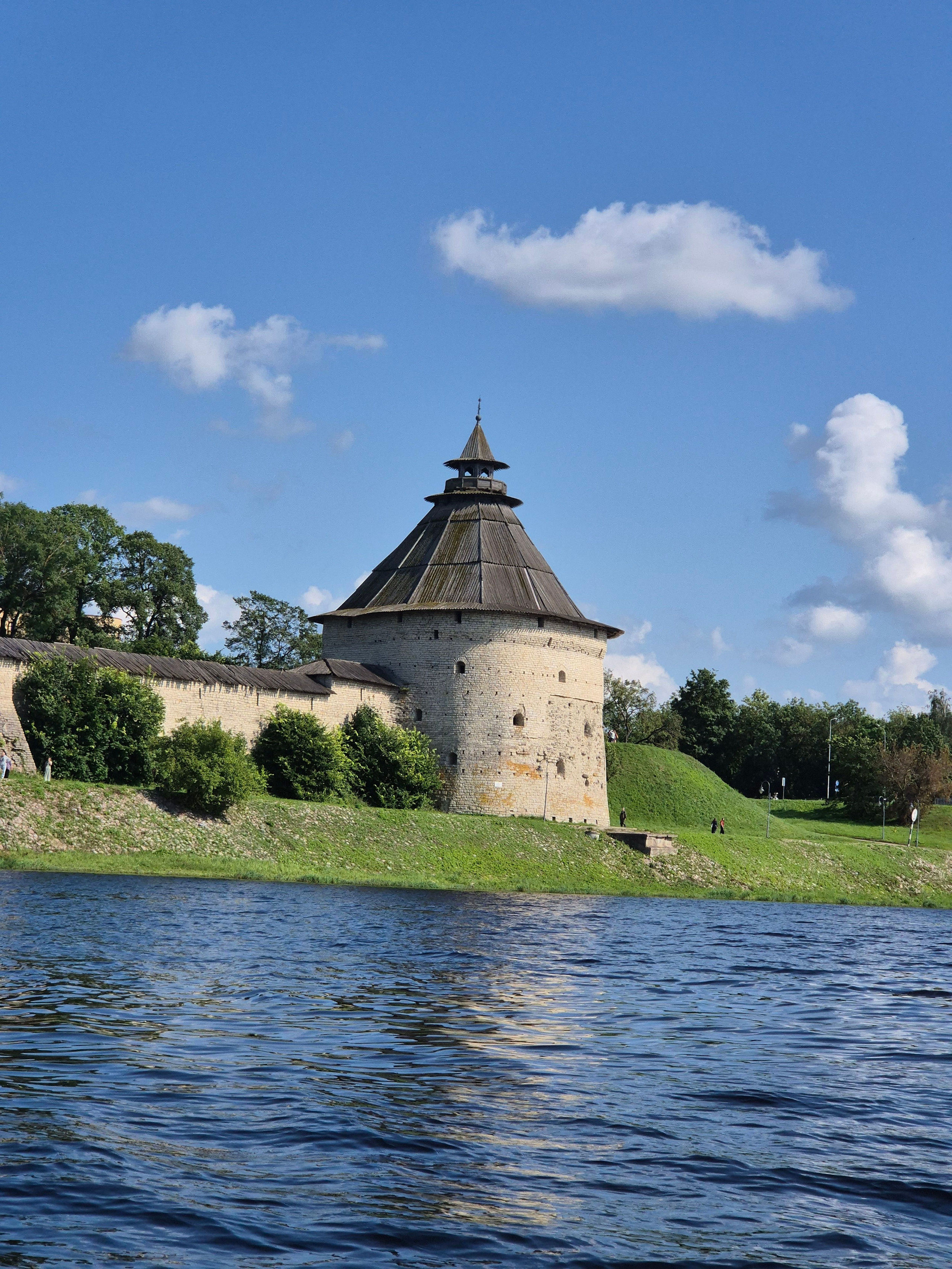 Покровская башня - выносная башня городских стен Окольного города. В XIV в. за неделю вокруг города была построена окольная деревянная стена, которая позже, в XVI-XVII вв. была заменена каменными укреплениями