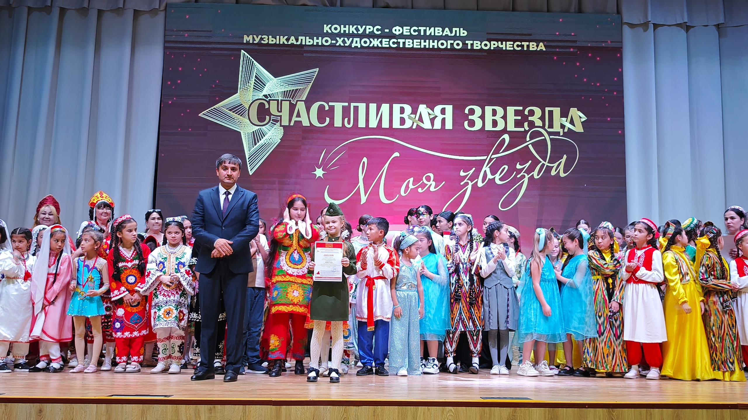 1 ноября 2025 г, г. Бохтар, Таджикистан. Золотое яблочко