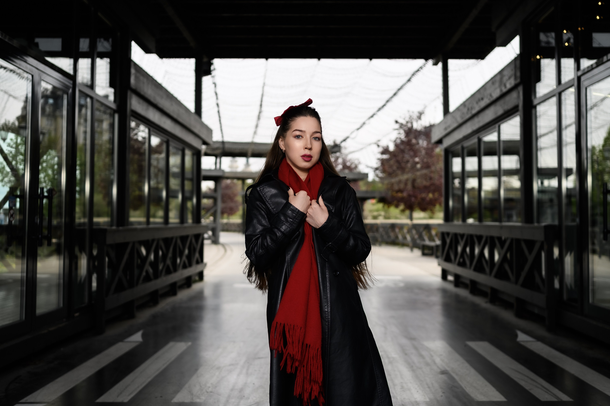 Модель позирует на Казанской набережной