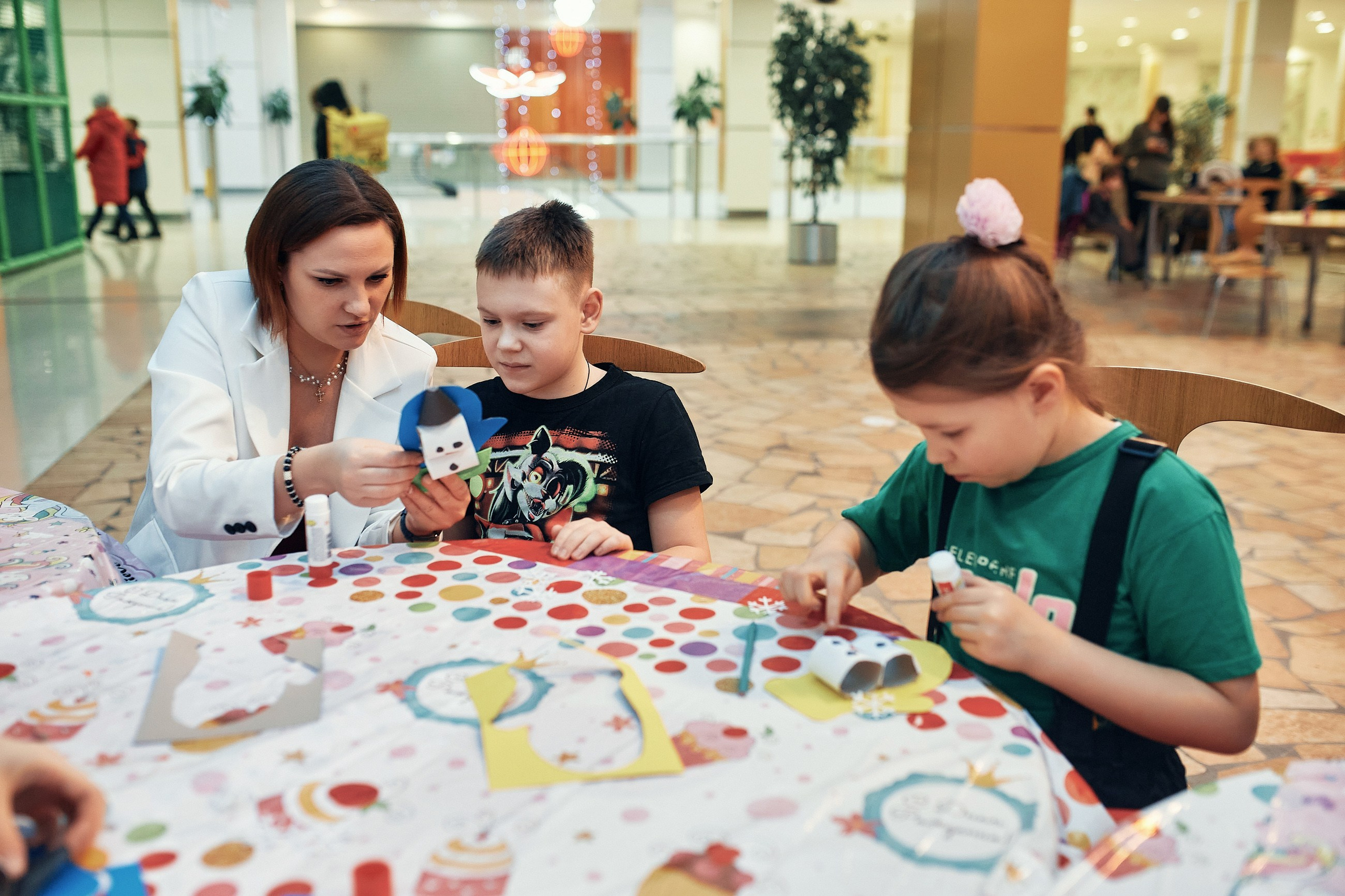Детский новогодний праздник в ТЦ Июнь. Семейный и репортажной фотограф в Красноярске и Москве Виктор Бабинцев