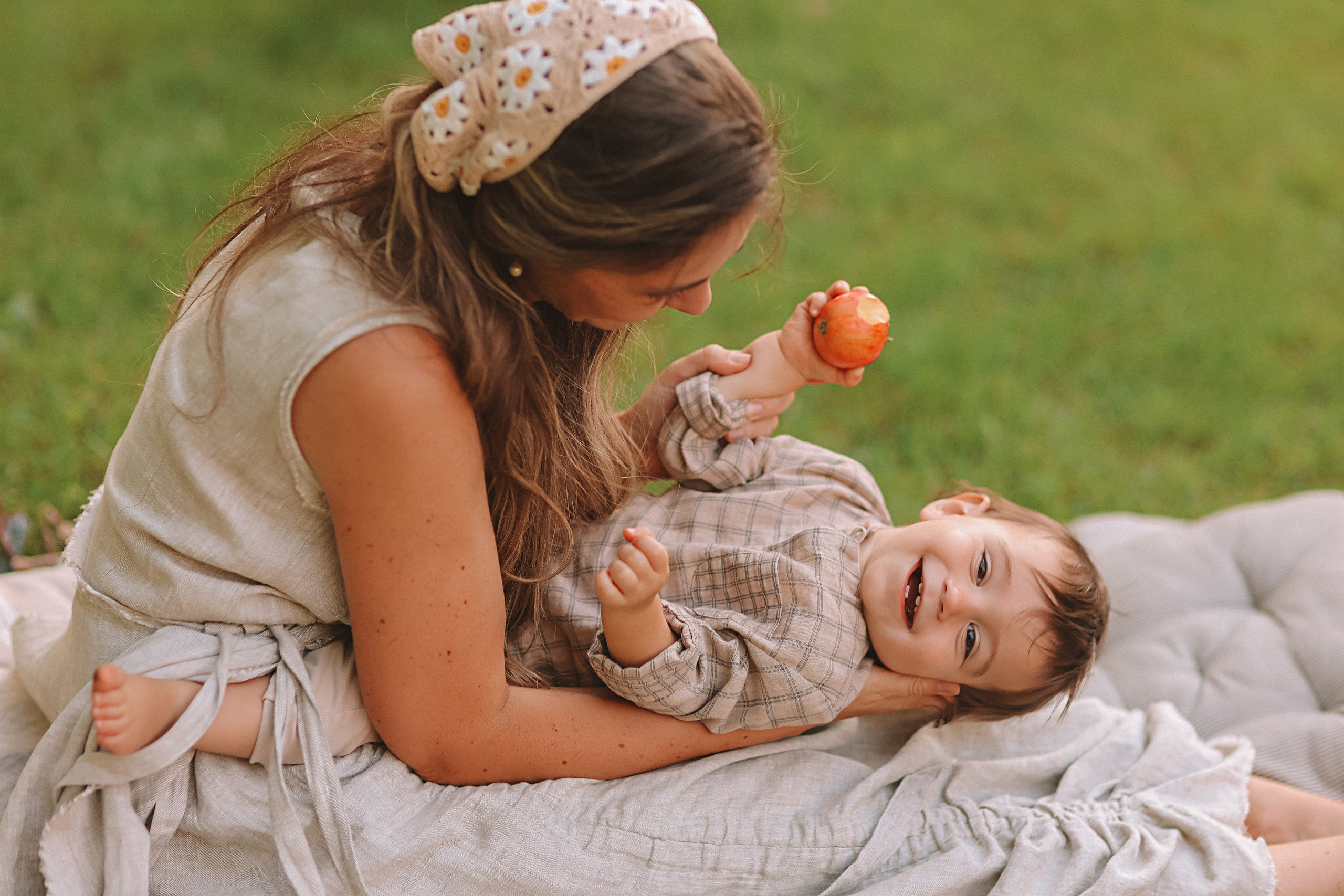 Стирка у дома. Семейный фотограф Тюмень, фотограф на роды Салмина Мария