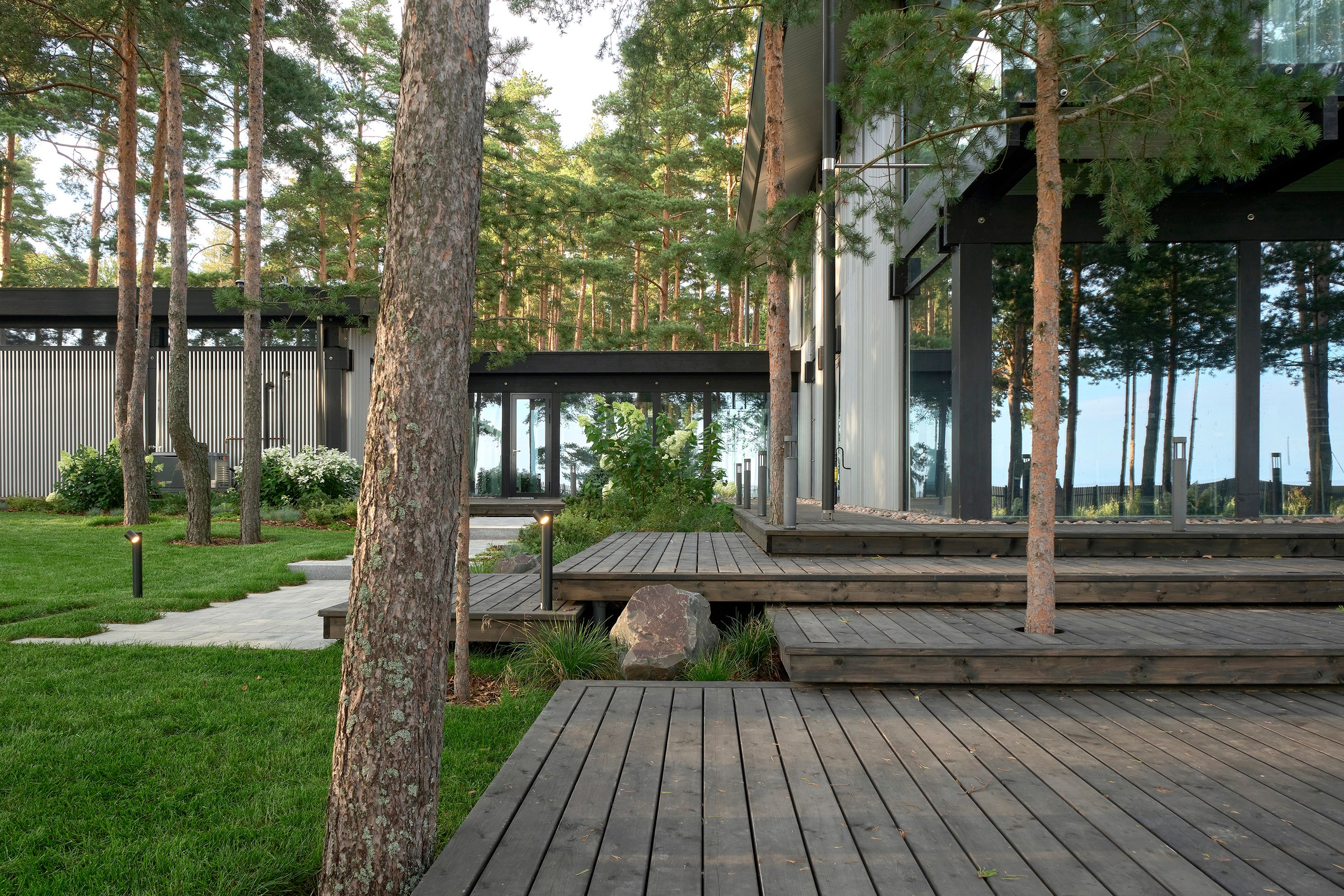 Ландшафтный и интерьерный фотограф Наталья Соловьева. Фотосъемка сада в КП Золотые пески для ландшафтной компании Хвоя | interioto