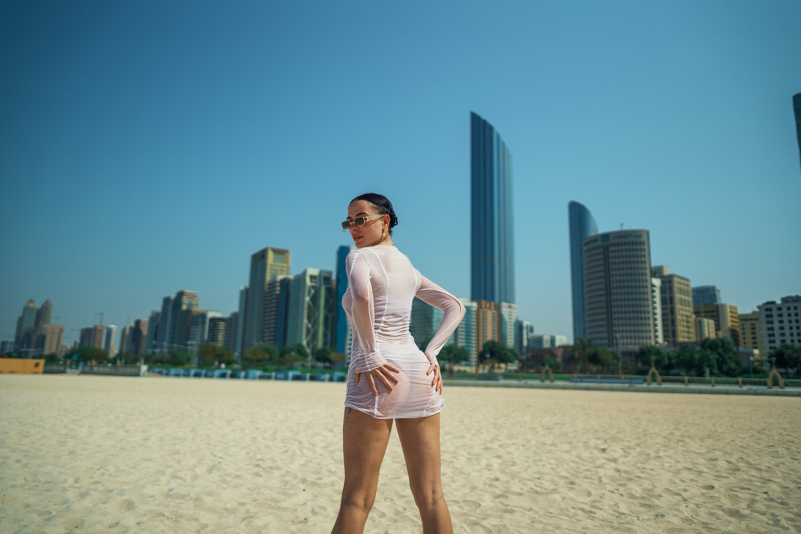 Девушка на песочном пляже 