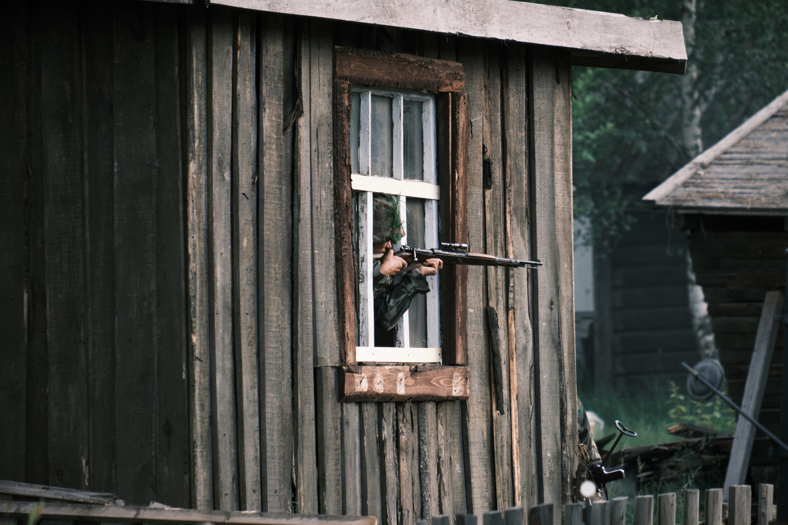 Немецкий снайпер выглядывает из окна