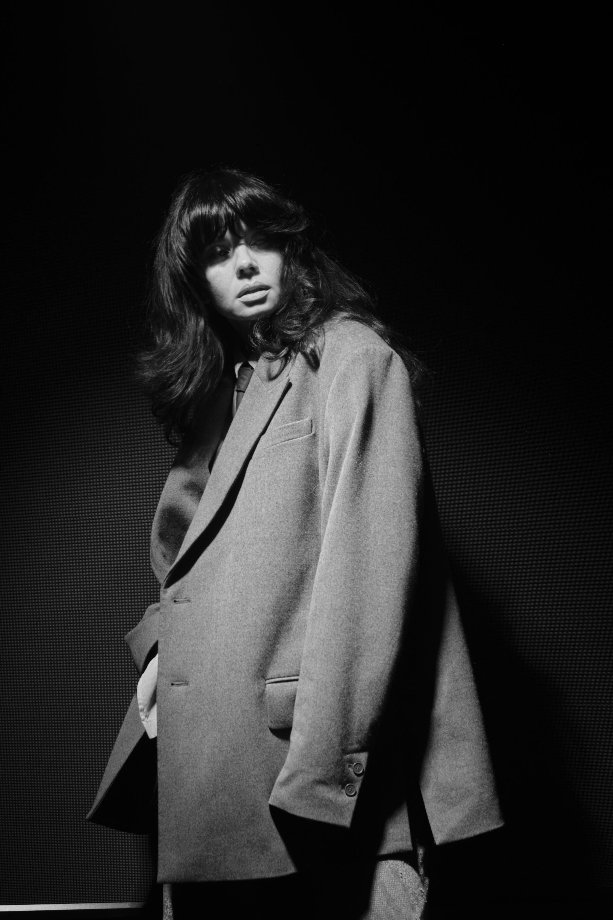 Женский портрет в пиджаке и драматичном свете