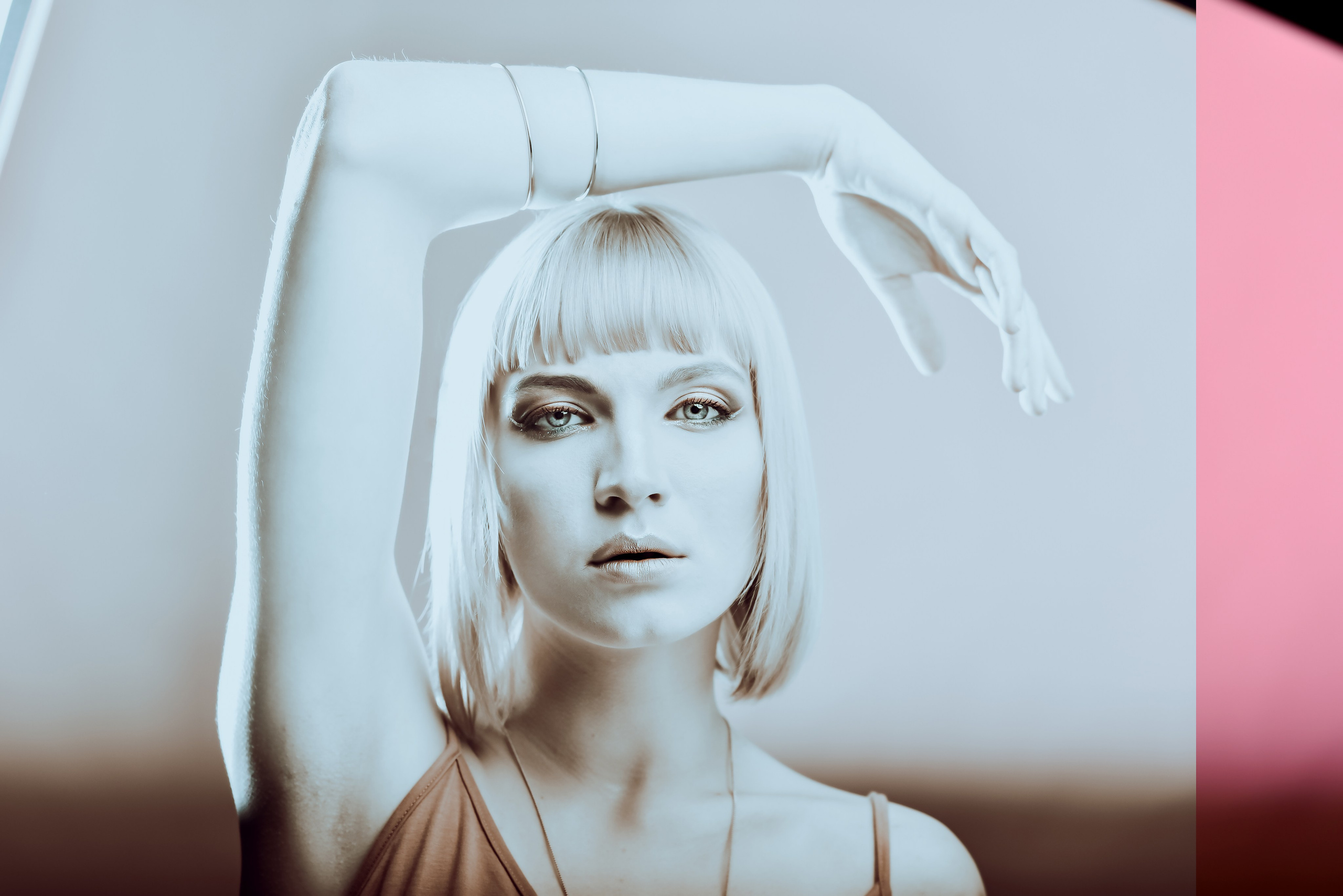 Крупный план взгляда смелой женщины в стиле high fashion