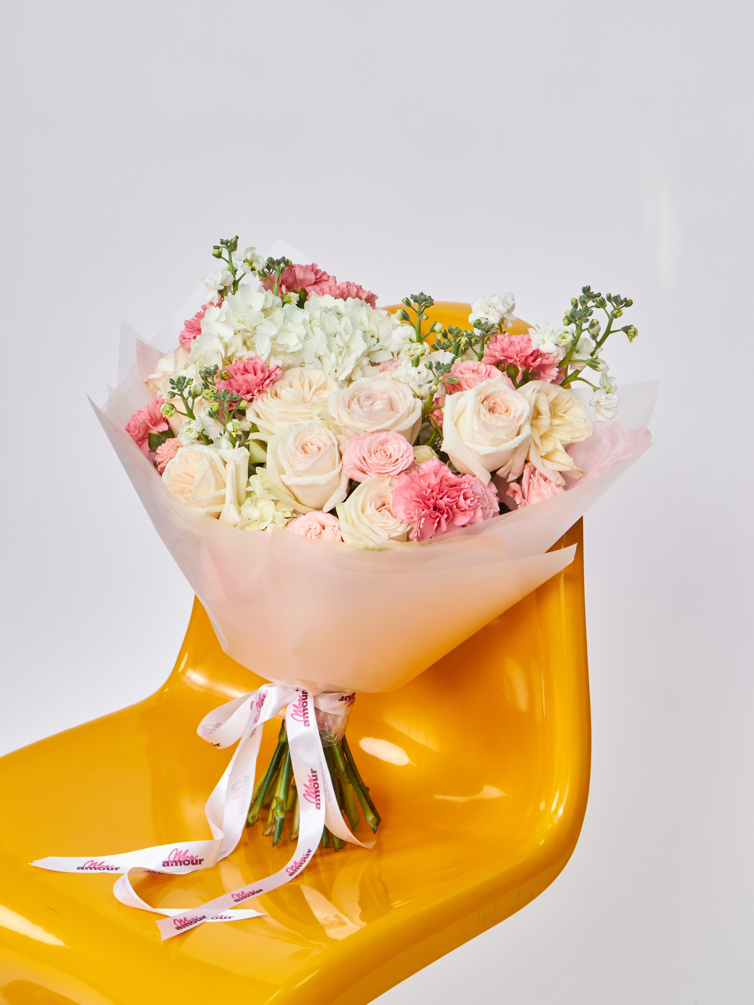 Используем профессиональный реквизит при съемке каталога одежды в Москве для создания сцен использования (lifestyle)