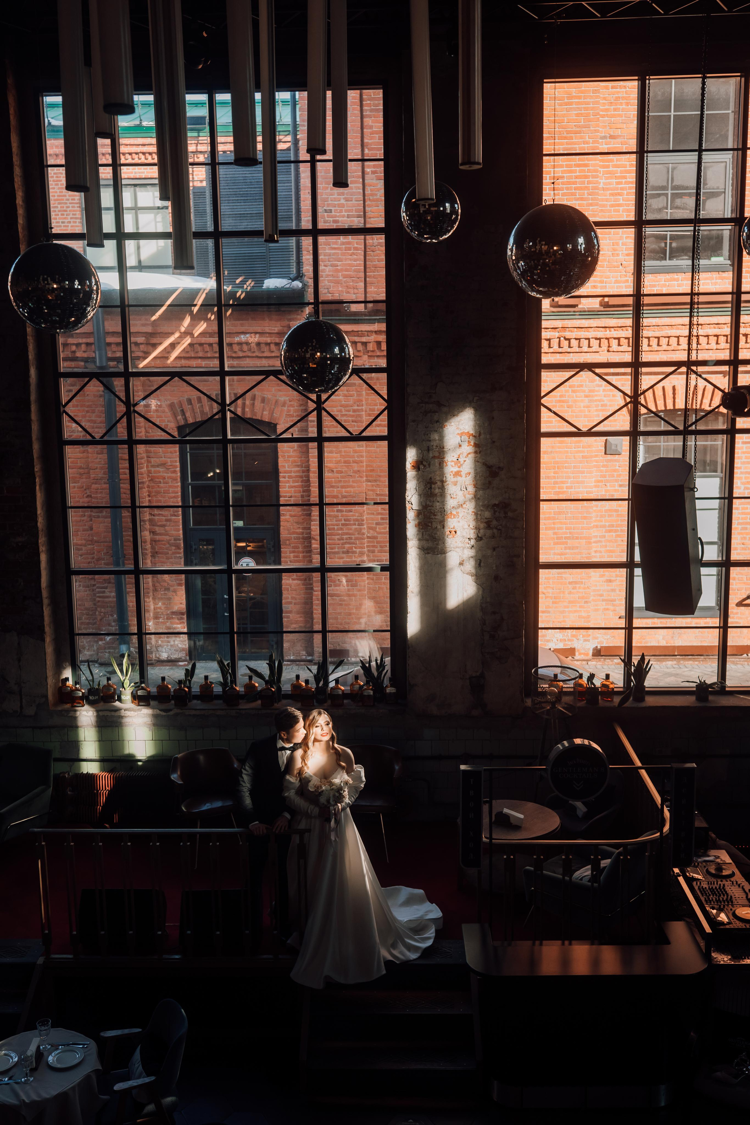 Настя и Ян. Бар Котельная. Свадебный и семейный фотограф в Москве Евгения Лисина