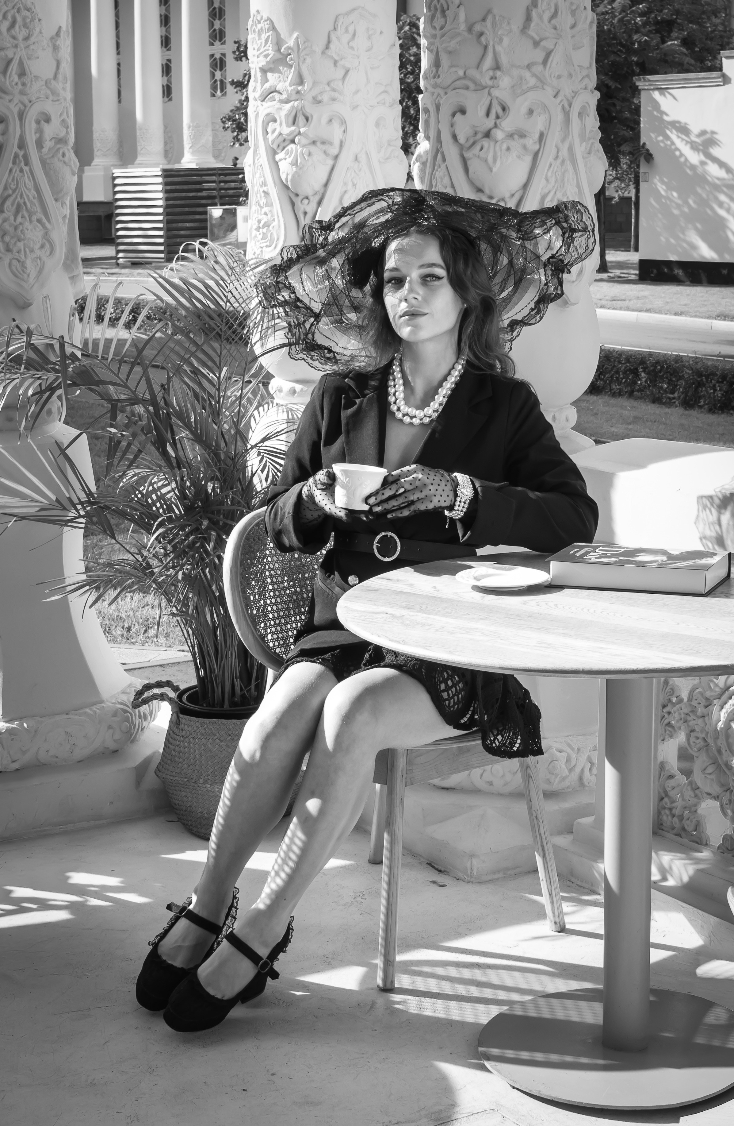 Элегантная женская съёмка в кресле, журнальный портрет • фотограф Карасёва Елена