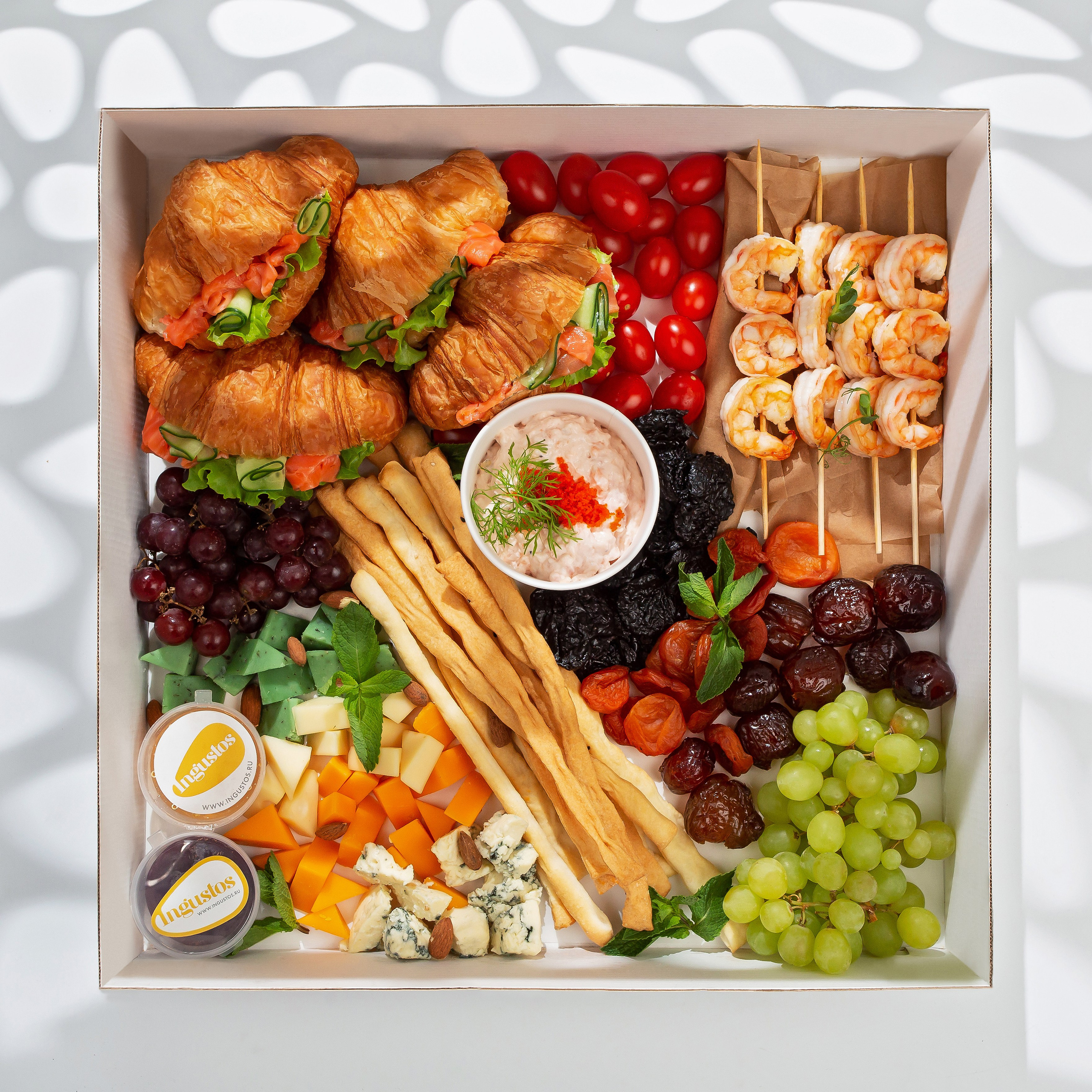 Рыбная закуска креветки, лосось малосолёный, круассаны, томаты 