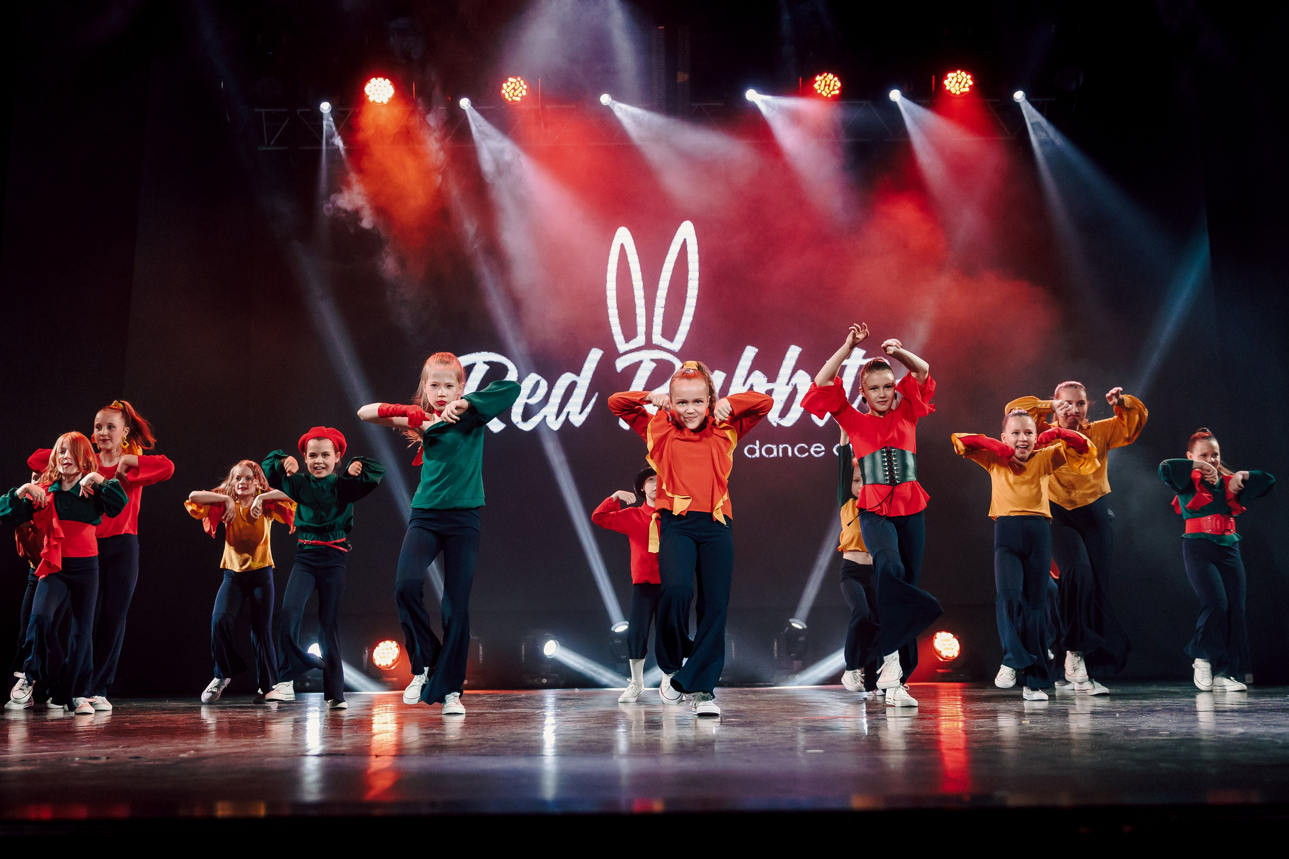 Отчётный концерт танцевальной школы «Red Rabbits» 2025. Лёшка Варзегов — фотограф